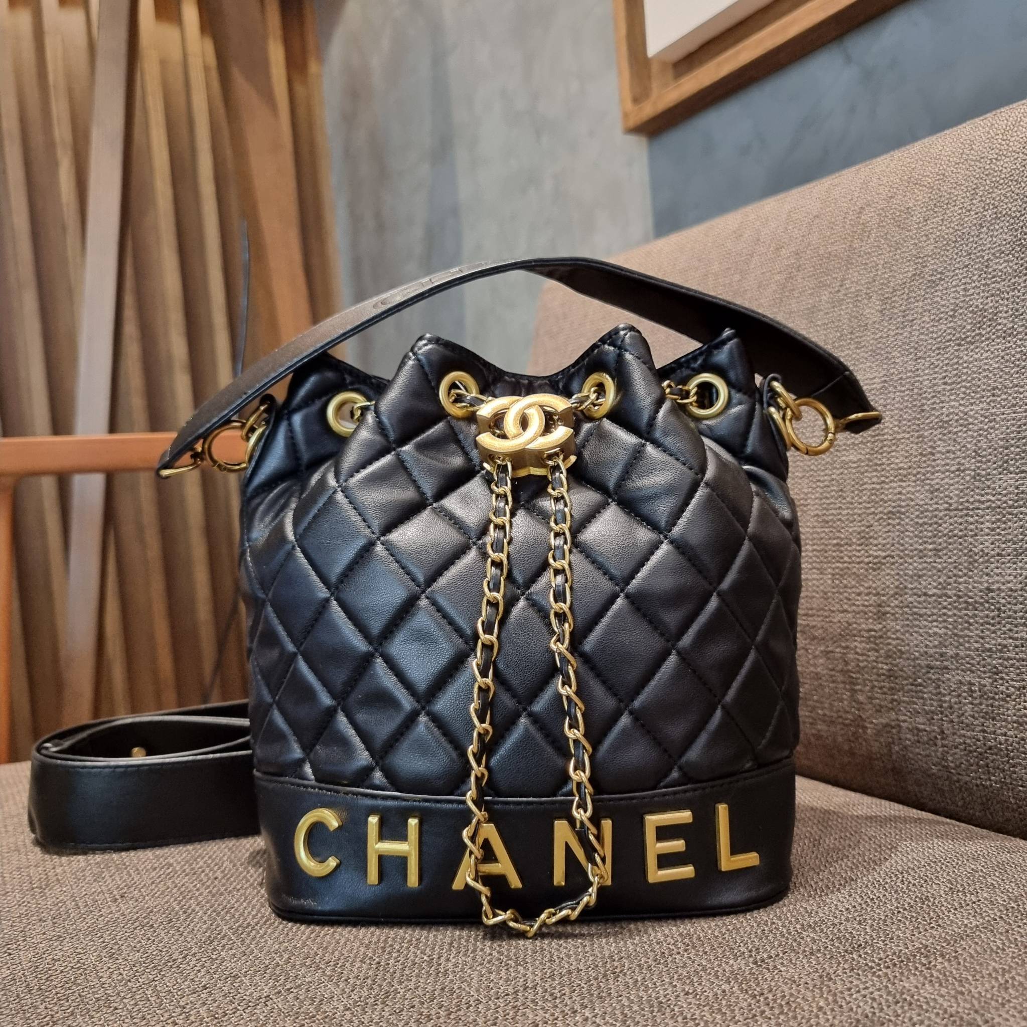 Chanel limited font leather bag / Chanel Bucket Bag กระเป๋าสะพายรุ่นลิมิเต็ด พรีเมี่ยมกิ๊ฟจากแบรนด์ รุ่นนี้การันตีหนังนิ่มมากกก!! โดดเด่นด้วย font โลโก้ และสายโซ่สลับหนังพร้อมตัวกดล็อคสีทองหรู สำหรับเปิด-ปิดปากกระเป๋า กดและปล่อยเพื่อล็อคได้ในตัว ภายในโล่ง