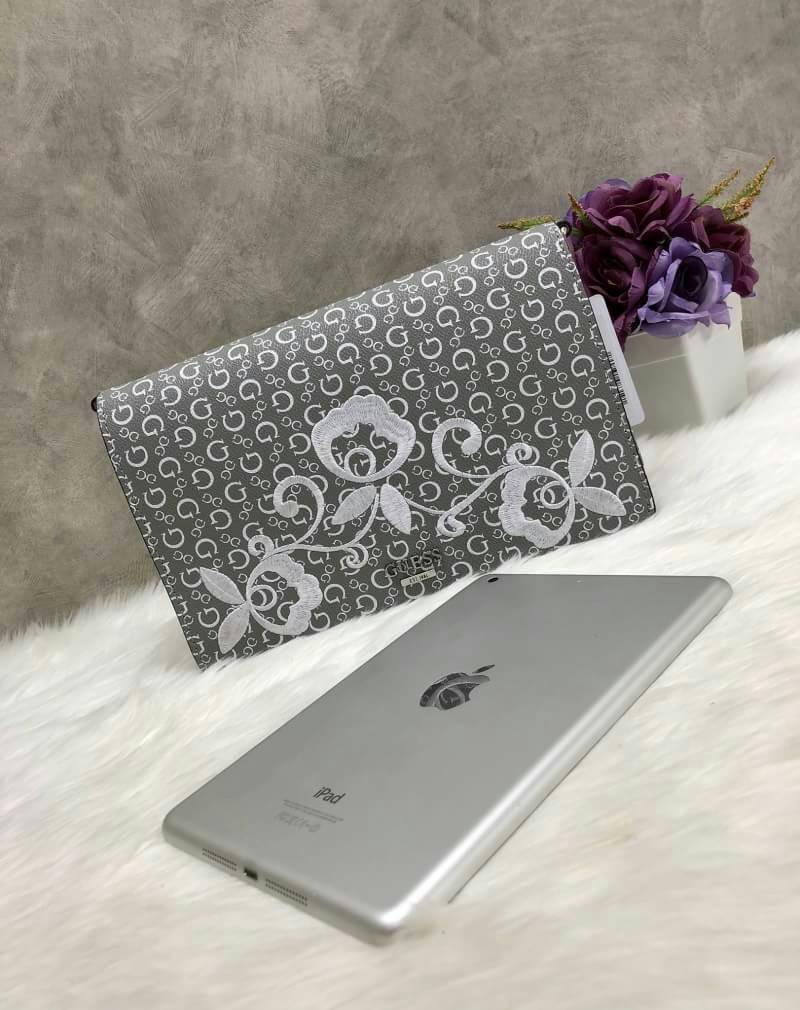GUESS Embroidery Shoulder Bag กระเป๋าไหล่หรือ crossbody วัสดุหนังแกะเทียม น้ำหนักเบา ตัวกระเป๋าเพ้นท์ลายตัวG ทั้งใบ พร้อมปักรูปดอกไม้ด้านหน้า มาให้ งานปักละเอียด สวยมากๆ ค่ะ เปิดปิดกระเป๋าแบบฝาปิด แม่เหล็ก ใข้งานง่าย ด้านในโล่ง ใส่ ipad mini ได้ และมีช่อง