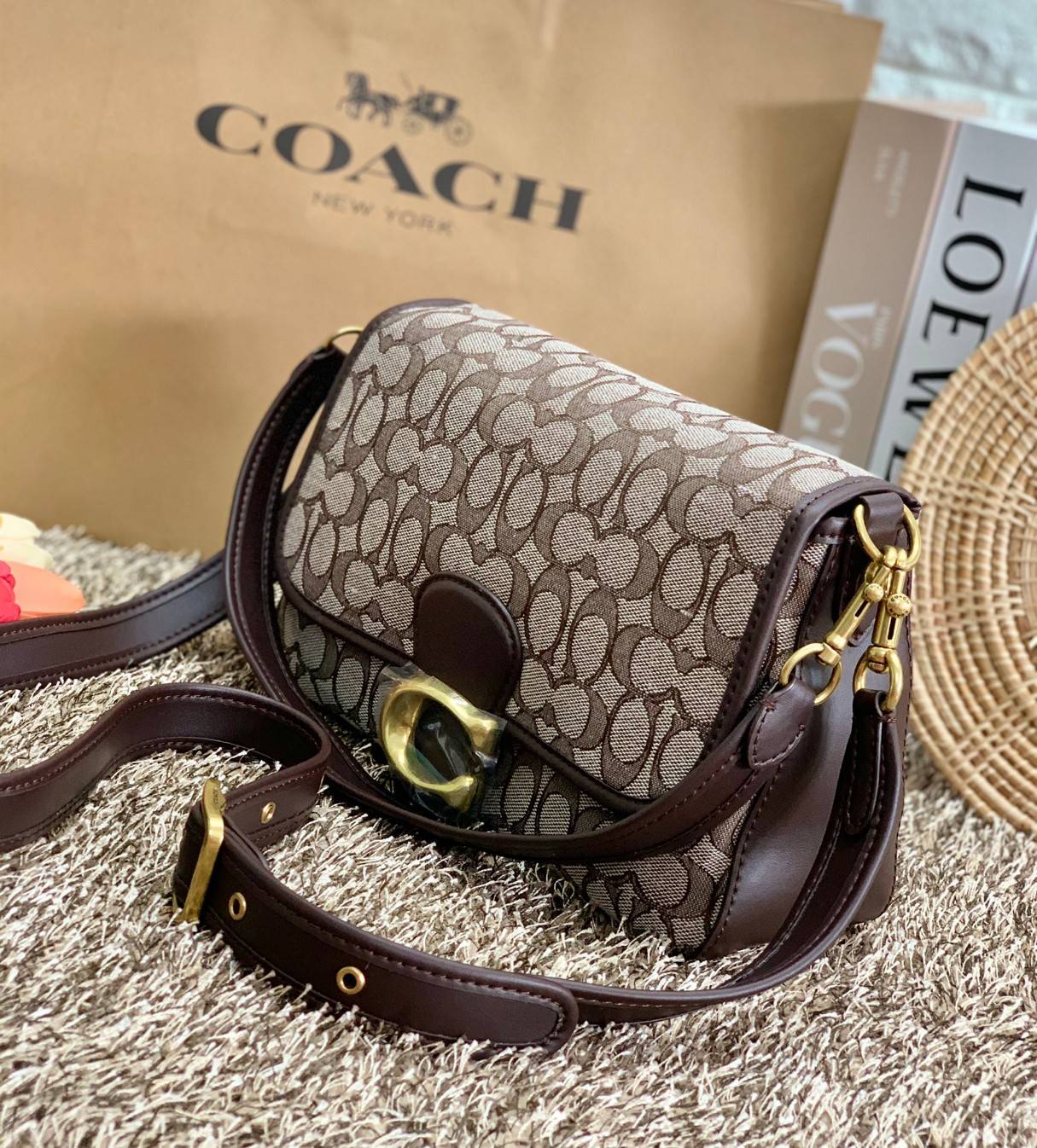 สวย คลาสสิคมากๆจ้าา COACH SOFT TABBY EUROPEAN CLASSIC UPGRADE PORTABLE BAG((C4821)) พร้อมส่งทันทีค่ะ สินค้าออกใหม่!! กระเป๋าหิ้ว//สะพายข้างได้ สุดคุ้ม! วัสดุ jacquard+หนังแท้ ได้สวยงาม คลาสสิคมากๆค่ะ น้ำหนักเบา เปิดปิดแบบกระดุมแม่เหล็กเป็นอะไหล่โลโก้แบรนด