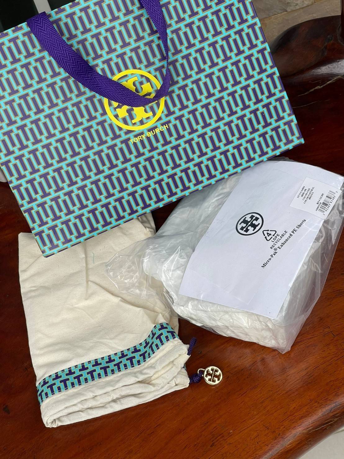 Tory Burch Ella Printed Leather Micro Tote Bag กระเป๋าขนาดมินิใบนี้บอกเลยว่าสไตล์เก๋และแปลกตาเลยทีเดียว กระเป๋าทรงสี่เหลี่ยมขนาดมินิ มีสายสะพายที่ออกแบบมาเข้ากับกระเป๋าสำหรับสะพายข้าง ลวดลายและสีสันบนกระเป๋ามีเอกลักษณ์ที่แสดงถึงความเป็นศิลปะแบบทอรี่โดยเฉพ