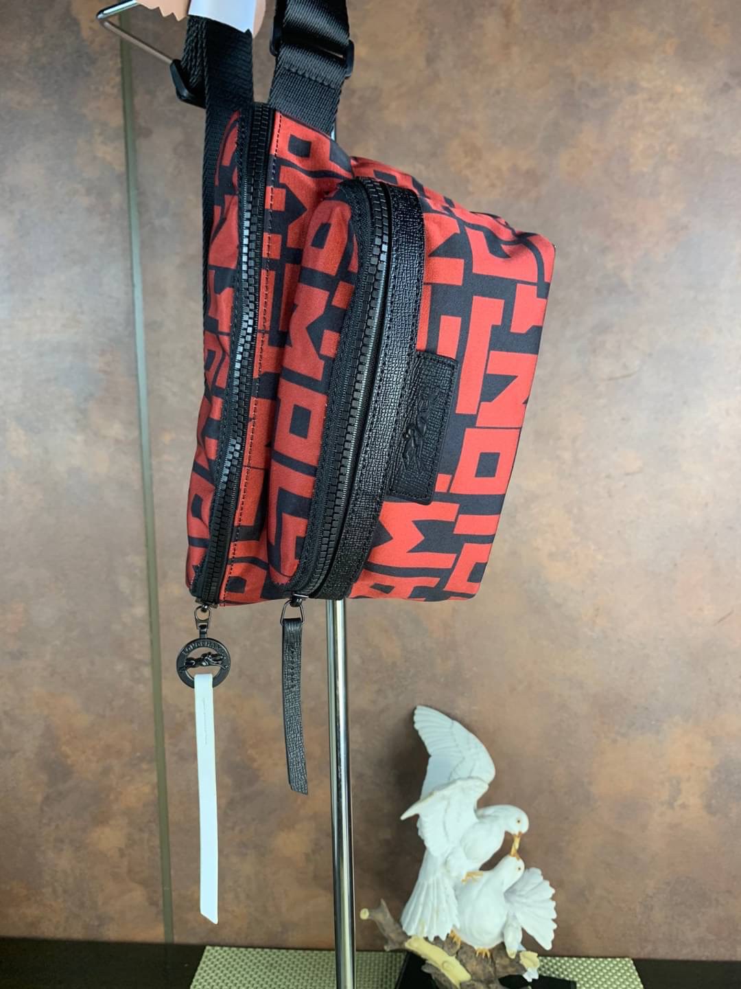 LONGCHAMP LE PLIAGE LGP BELT BAG M เท่ห์อย่างมีสไตล์กระเป๋าทรงคาดอกและคาดเอวดีไซน์แนวสปอร์ต เพิ่มความโดดเด่นทันสมัยด้วยลายซิกเนเจอร์ มีช่องซิปที่ใช้งานง่ายช่วยให้คุณหยิบใช้สิ่งของจำเป็นได้อย่างสะดวกและง่ายดาย และผสานสายรัดแบบปรับได้เข้ากับหัวเข็มขัดตัวล็อ