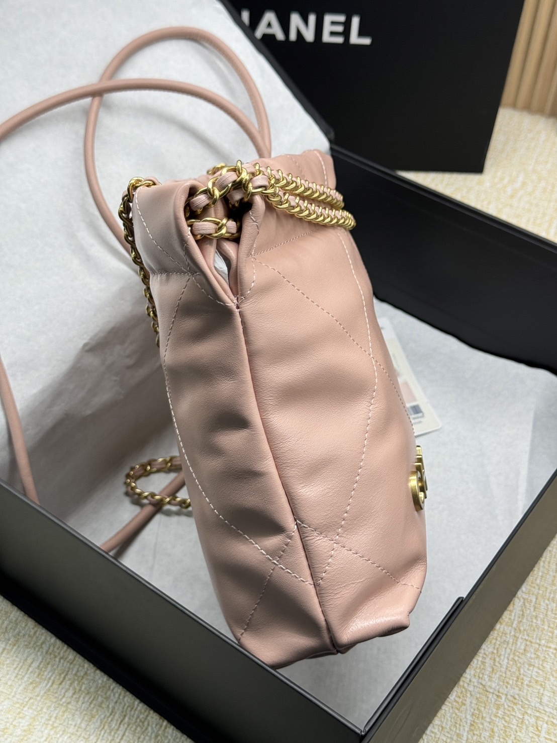 Chanel 22 Mini Handbag With Pearl Chain กระเป๋าทรงโท้ท เกรดออริ สลับแท้ 1:1 ใช้งานต่างประเทศได้