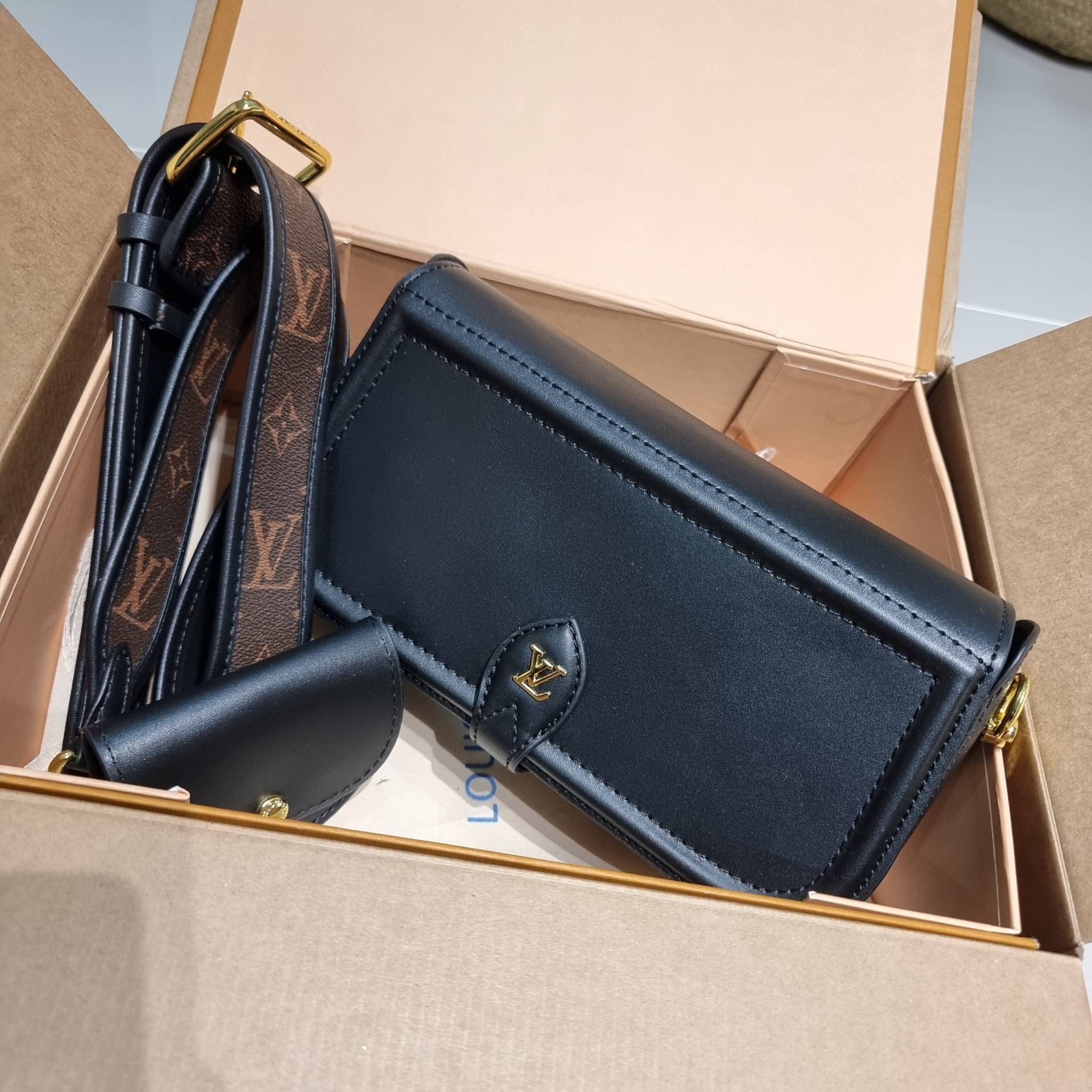 LV officier crossbody bag / LV Officier Pouch With Strap กระเป๋าสะพายเรียบหรู ดีไซน์เรียบง่าย ใช้งานสะดวก พร้อมใบลูกน่ารัก และสายสะพายเส้นใหญ่ ทนทาน แน่นหนา วัสดุหนังเรียบสวย