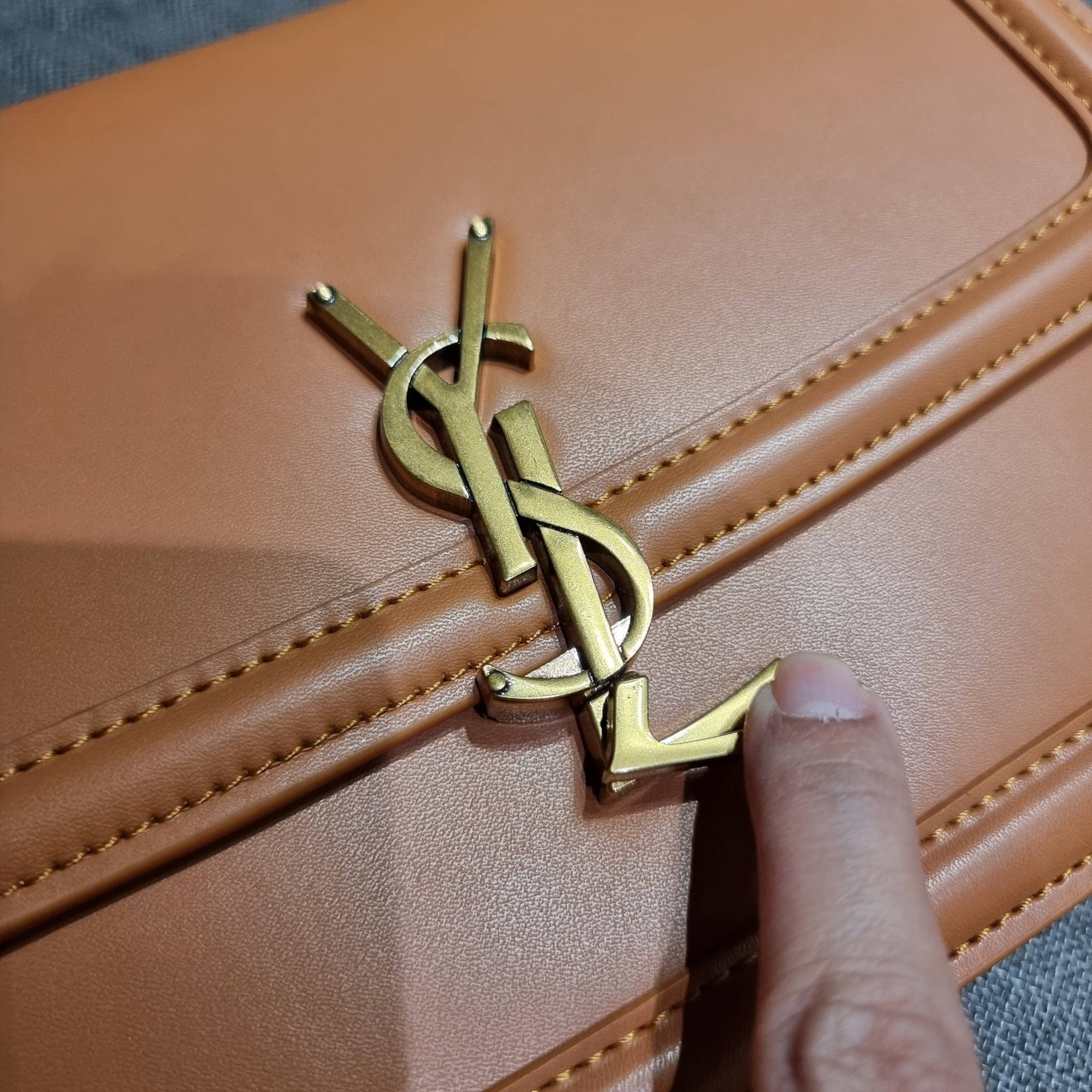 YSL SOLFERINO SATCHEL LEATHER / Yves Saint laurent crossbody bag กระเป๋าสะพายข้าง โลโก้โดดเด่น ดีเทลดูแพงด้วยตัวล็อค ใช้งานง่าย แน่นหนา วัสดุหนังแท้เต็มใบ ภายในเป็นช่องโล่ง ใส่ของสำคัญได้เลยสบายๆ สายสะพายครอส ปรับใช้ได้ตามตัว ใบจริงสวยคม ราคาสุดคุ้มพร้อม 