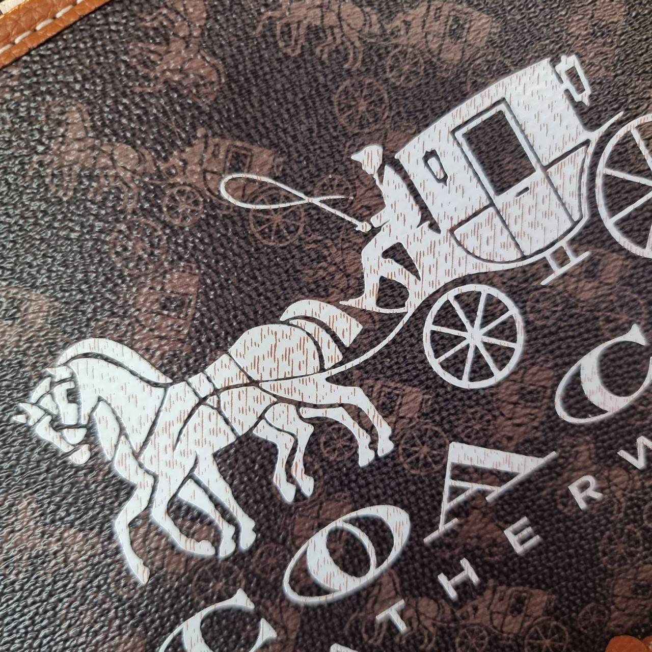 COACH C8445 CHARTER CROSSBODY 24 WITH HORSE AND CARRIAGE PRINT หล่อได้ไม่ซ้ำใคร กับไอเท็มใหม่ล่าสุด ชิคๆคูลๆ กับกระเป๋าสะพายข้าง ดีไซน์ทรงกล่อง ตกแต่งลวดลายดูโดดเด่น วัสดุหนังแคนวาสสลับหนัง pepble มีซิป 2 ฝั่ง ใส่ของได้จุใจ ของสำคัญใส่ไปเลยครบๆ สายสะพายปร