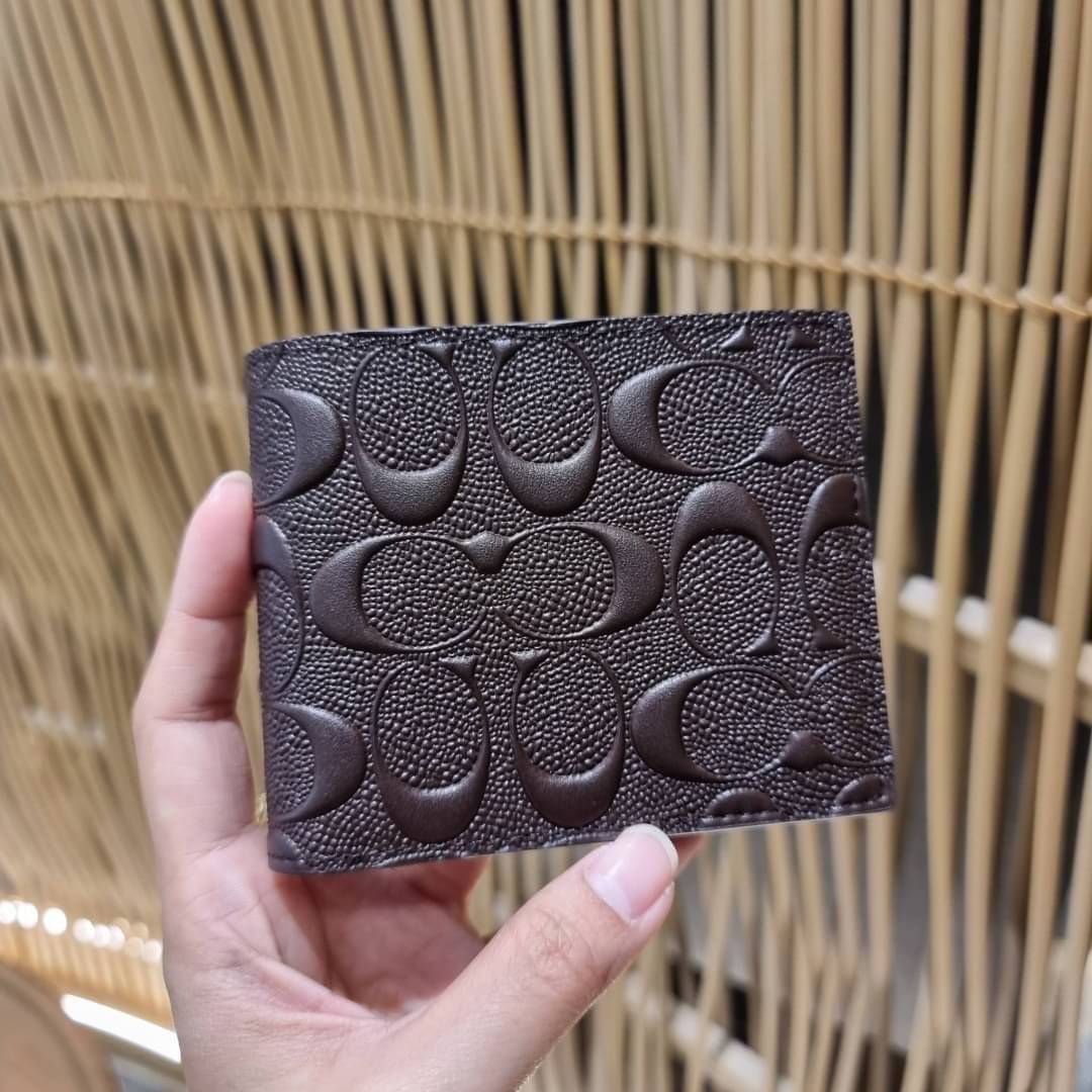 COACH 75371 COMPACT ID WALLET IN SIGNATURE CROSSGRAIN LEATHER กระเป๋าสตางค์ผู้ชาย ลาย c นูนเต็มใบ หนัง crossgrain อีกรุ่นที่ยอดขายไม่เคยตก 🤑🤑 ใบจริงดูผู้ดี ดูแพง!! ภายในมีช่องใส่บัตรได้เยอะ ใส่ธนบัตรได้ทุกใบ ซื้อให้คุณหนุ่มๆรับรองประทับใจไ