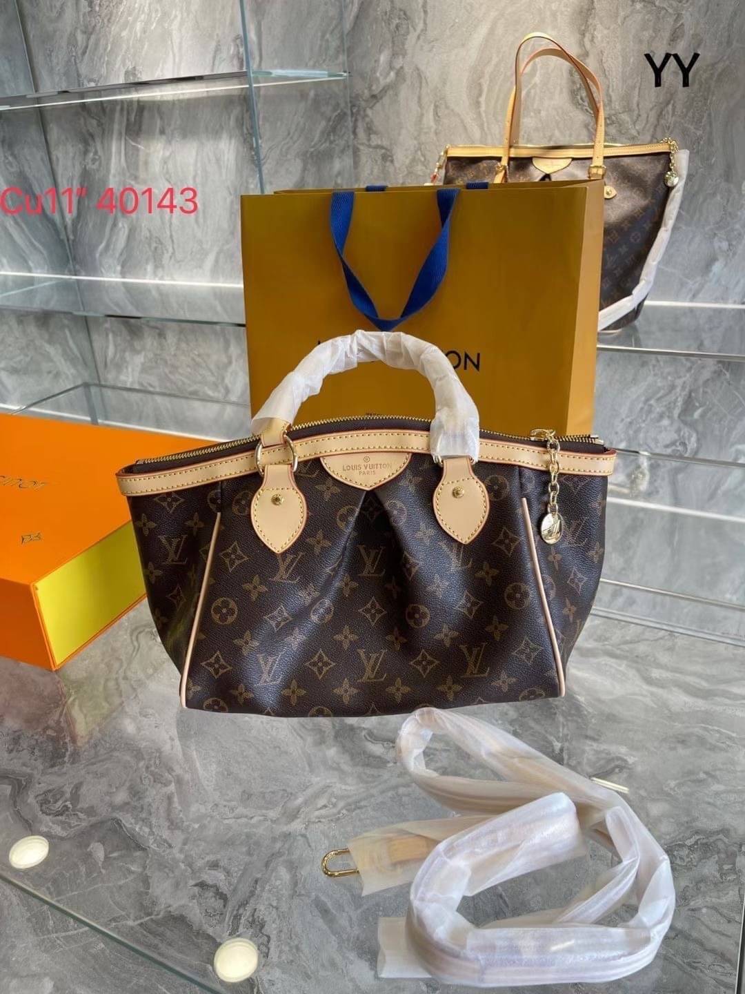 LV Tivoli PM Monogram Canvas Handbag กระเป๋าถือสุดคลาสสิก งานวินเทจรุ่นตามหาพร้อมเสิร์ฟให้สาวๆได้สวย ในราคาเบาๆ งานจริงสวยมาก แคนวาสพิมพ์ลายโมโนแกรมคมชัด สวยงามน่าใช้มากๆ แนะนำค่ะ