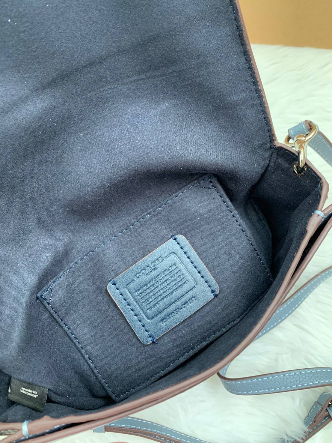 พร้อมส่งที่ไทยครบทั้ง6สีค่ะ 😘 Coach Ellen Crossbody In Signature ((C1432)) กระเป๋าทรงฮาฟมูนรูปทรงคลาสสิก ออกแบบให้มีลักษณะโค้งมน ไม่ดูเป็นทรงแข็งจนเกินไป ดีไซน์และสีของกระเป๋ายังเรียบง่าย เข้าได้กับทุกชุด สะพายครอสบอดี้ร์//สะพายข้าง หรือถือแบบคลัท