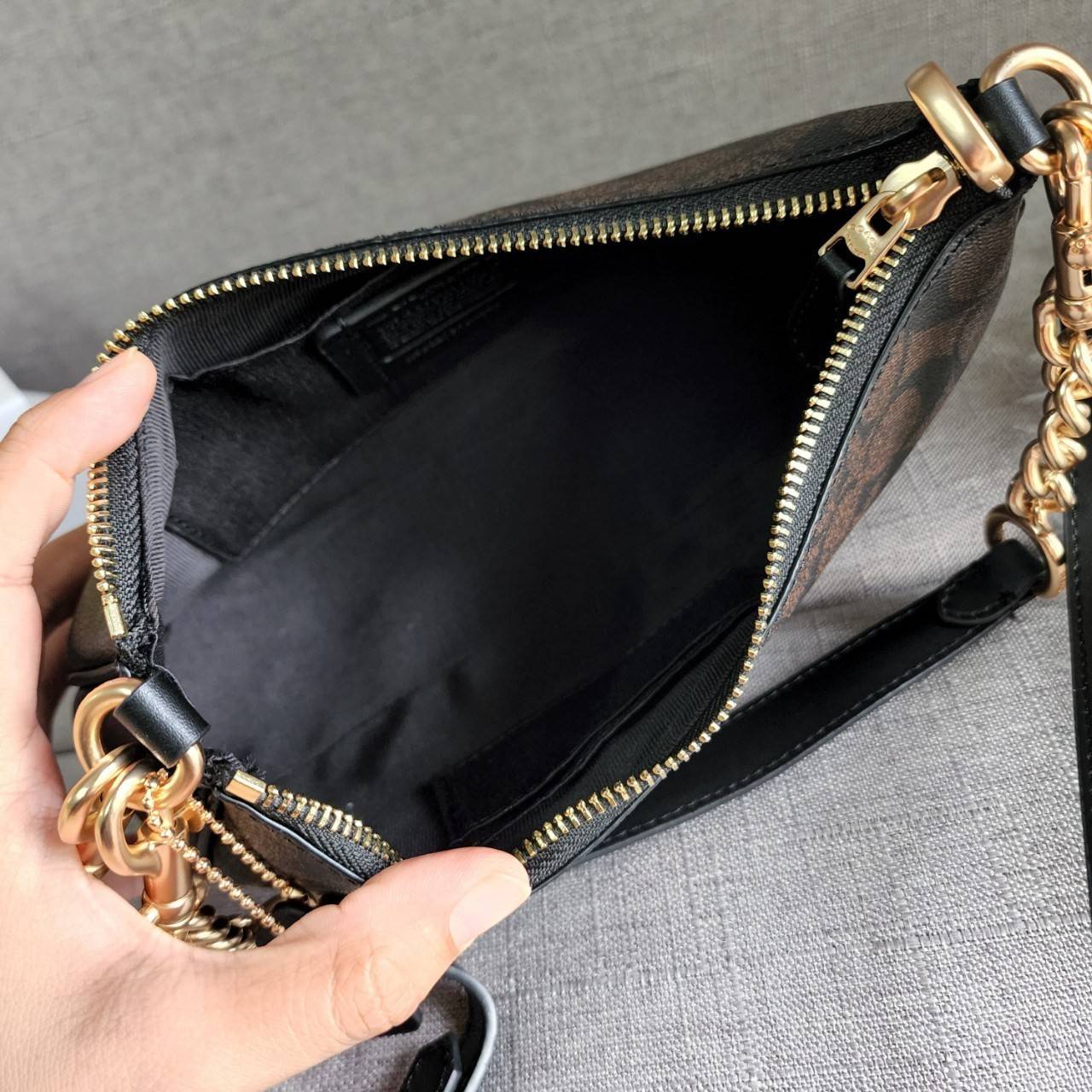 พร้อมส่งครบสี สวยทุกสีเลยค่า😘 ((CA173//CA209//CA548)) COACH TERI SHOULDER BAG 🔹กระเป๋าทรงพอช ในรูปแบบหนังแท้ หนังนิ่มสวยมากค่ะ