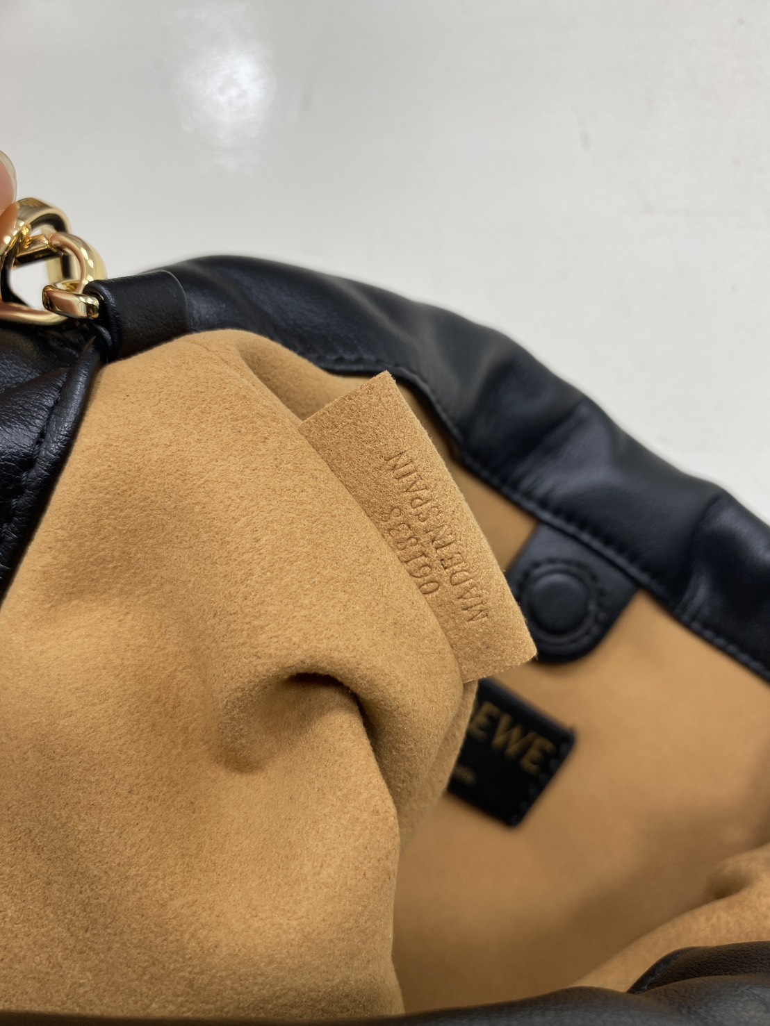 ORI หนังแท้ | LOEWE Mini Flamenco purse in mellow nappa leather / Loewe Bucket Bag กระเป๋าสะพายทรงบัคเก็ตไซส์มินิ หนังเรียบสวยหรู เรียบง่าย หนังแท้ผิวสัมผัสนุ่มมือ น้ำหนักเบาและนุ่มสบาย ดีไซน์จับจีบ เชือกผูกแบบปมโบราณ และสายโซ่รูปโดนัท