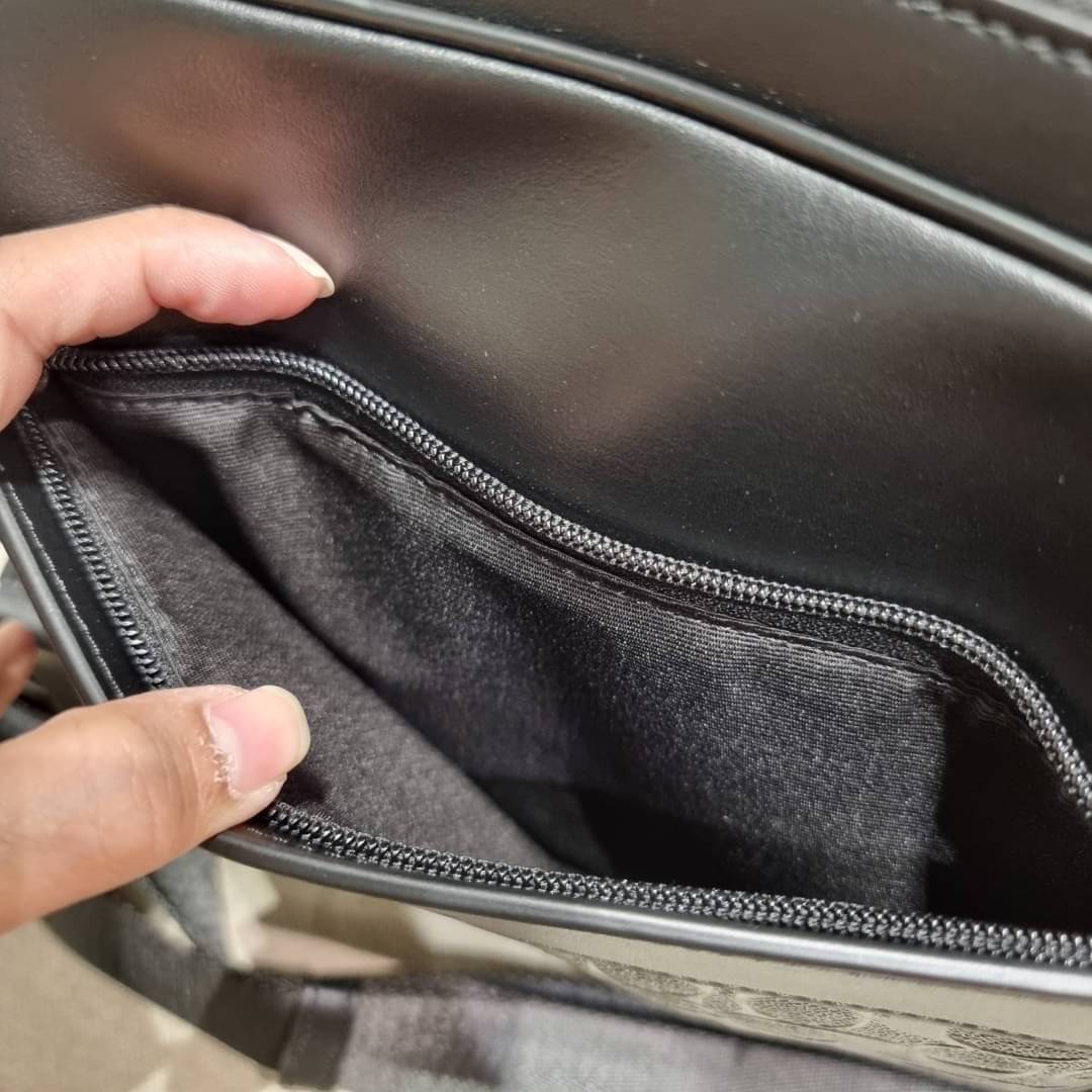 COACH F28455 CHARLES CAMERA BAG IN SIGNATURE LEATHER รุ่นสุดฮิตที่หนุ่มๆเค้ารู้กัน กับกระเป๋าสะพายข้างทรงแมสเซนเจอร์ ที่อัพเลเวลความหรูด้ายลายปั๊มซิกเนเจอร์นูน บนวัสดุหนัง crossgrain ตัดสลับด้วยหนังแท้ สัมผัสดีทั้งใบ มีช่องซิปให้ด้านหน้า และช่องย่อยด้านหล