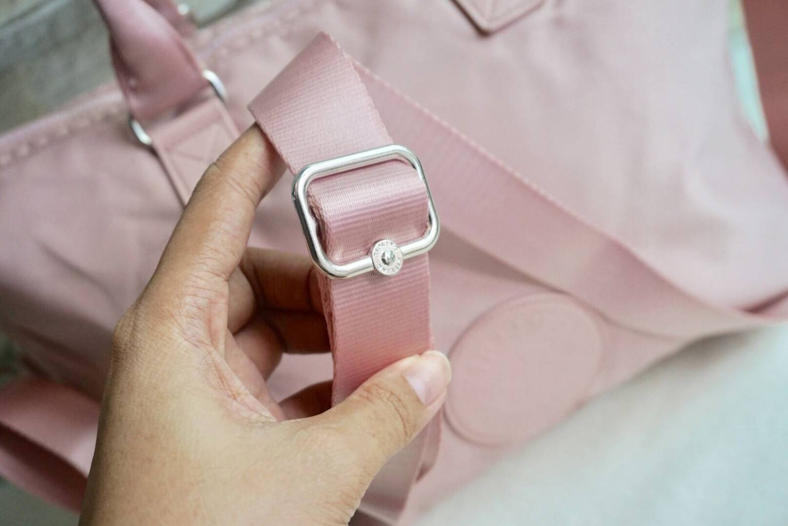 Kipling Tiram Handbag 2018!!! Kipling factory oem HK กระเป๋าสะพายใบใหญ่ วัสดุไนล่อนคุณภาพสูง กันน้ำ ระดับนึงเลยค่ะ สามารถถือได้ สะพายข้างได้ เปิดปิดกระ แบบซิปคู่ ภายในกระเป๋าโล่งกว้าง มีข่องซิป ช่องเล็ก และ ช่องขนาดกลางเสริมนวมให้ด้วยค่ะ พร้อมสายห้อยกุญแจ