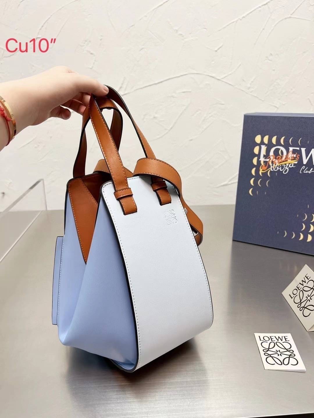 Loewe Hammock Bag / Loewe Small Hammock Leather Bag กระเป๋าถือหรือสะพาย รุ่น Rare items สุดๆ หนังสวยดีไซน์มีเอกลักษณ์ ใบขนาดกำลังดี น้ำหนักเบา สามารถปรับได้หลายทรง ด้านข้างมีซิปปรับขยายได้ ภายในโล่งกว้าง ใส่กระเป๋าสตางค์ กล้อง มือถือ ของใช้ได้เยอะ