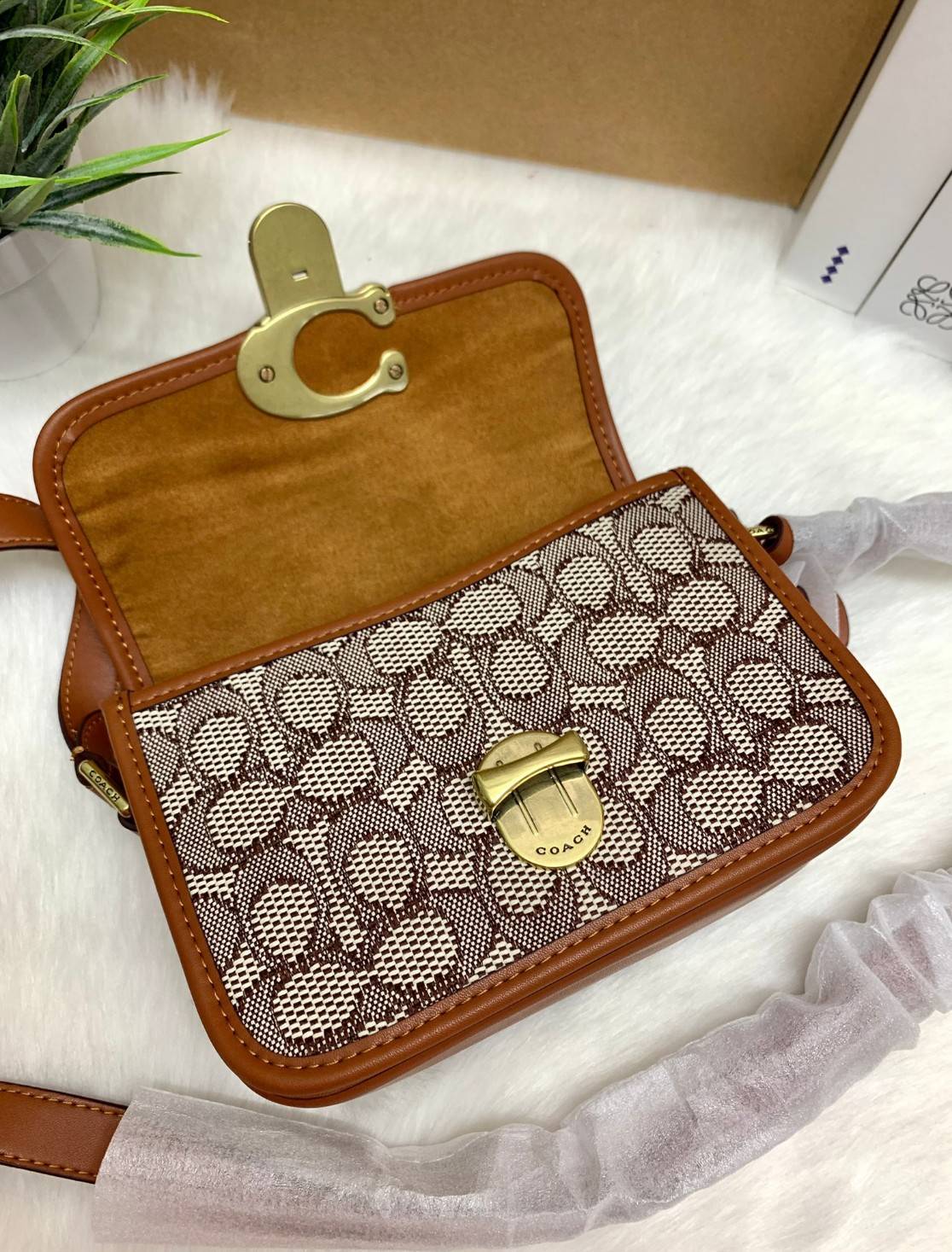 COACH STUDIO SHOULDER BAG 19 IN SIGNATURE JACQUARD ((C7937)) พร้อมส่งที่ไทย ยังไงต้องมีแล้วล่ะสาวๆๆ กระเป๋าสะพายแบบครอสบอดี้ร์ วัสดุJacquard ทอลายแบรนด์+หนังแท้ ได้ลงตัว ลุคคลาสสิค ดูดีมากๆค่ะ ด้านหน้าประดับด้วยโลหะโลโก้แบรนด์ตัวใหญ่ หรู พร้อมที่เปิดปิดแบ