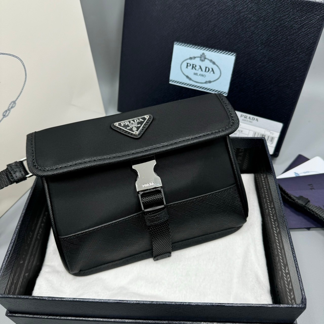 PRADA Re-Nylon and Saffiano leather smartphone case / PRADA Crossbody Nylon Men Bag กระเป๋าสะพายใบกะทัดรัด เป็นใบที่ท่านชายควรมีมาก งานสวยเท่ห์ ใช้ได้ทั้งชายหญิง เหมาะกับ everyday look มากๆค่ะ