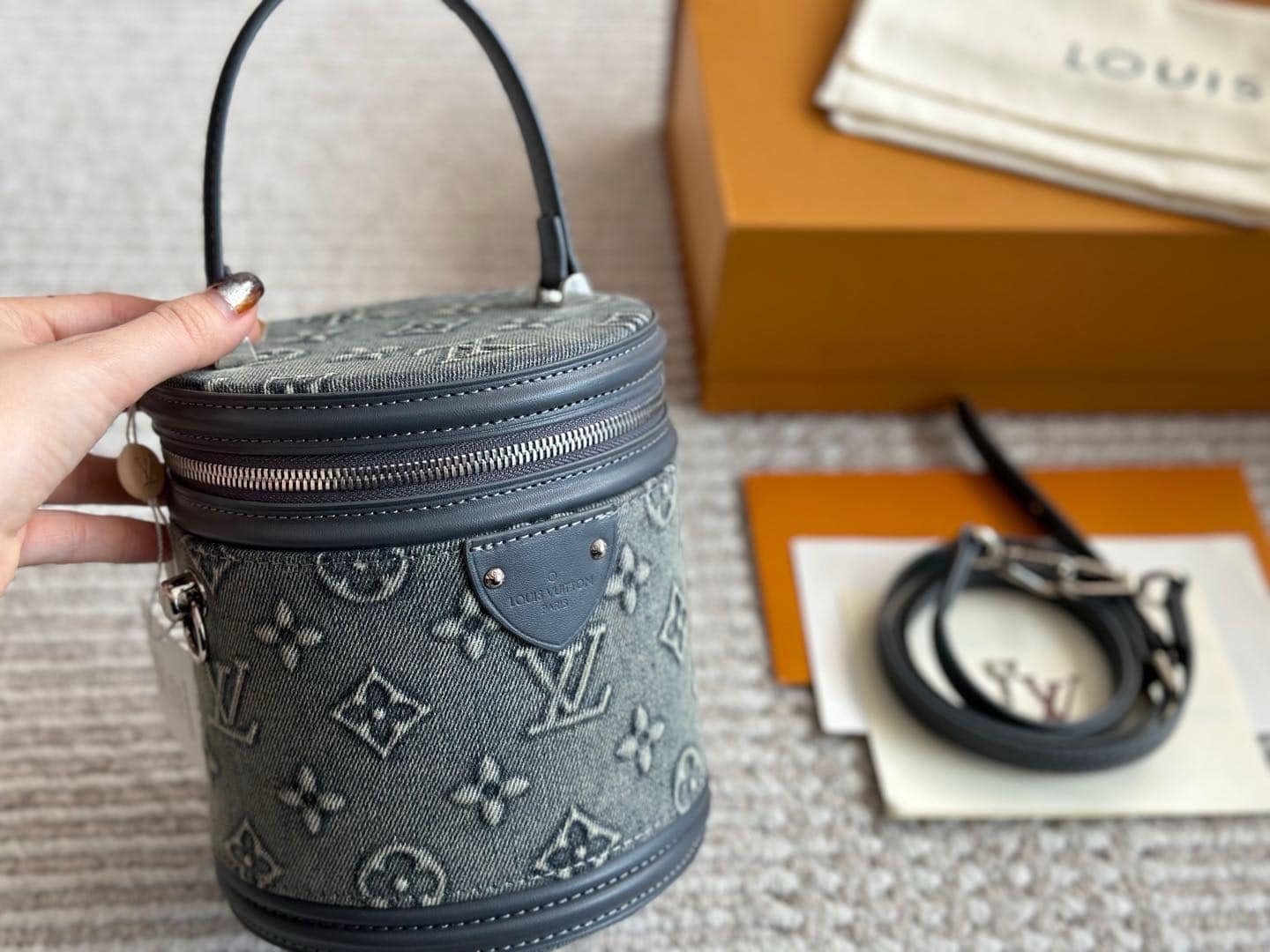 LV Cannes Monogram Denim Bag กระเป๋าสะพายทรงถังเดนิมซีดสไตล์วินเทจ ปั้มนูนโลโก้ลายโมโนแกรม ไอเท็มหรูหราย้อนยุค ผสมผสานความทันสมัย ในรูปแบบกระเป๋าทรง cylinder ที่ไม่เหมือนใคร สุดฮอต ตัวแม่ทุกคนต้องมี สวยคลาสสิคมากๆ