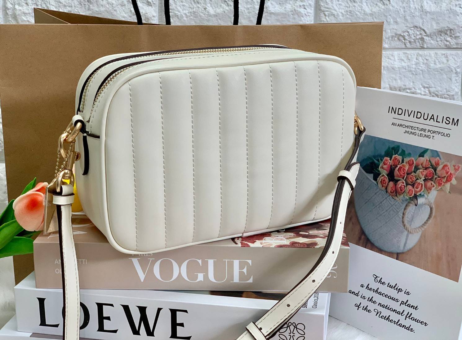 COACH C1569 JES CROSSBODY WITH LINEAR QUILTING ใหม่ล่าสุด!! กระเป๋าสะพายข้าง รุ่น 2 ซิป ใบใหญ่จุใจ ดีไซน์ใหม่ เพิ่มลูกเล่นให้ดูหรูหรายิ่งขึ้น วัสดุหนังสังเคราะห์บุเป็นลายเส้นสวยงาม เปิด-ปิดด้วยซิป 2 ช่องหลัก ใช้งานง่าย ทรงสวยมากๆรุ่นนี้ มาพร้อมสายสะพาย cr