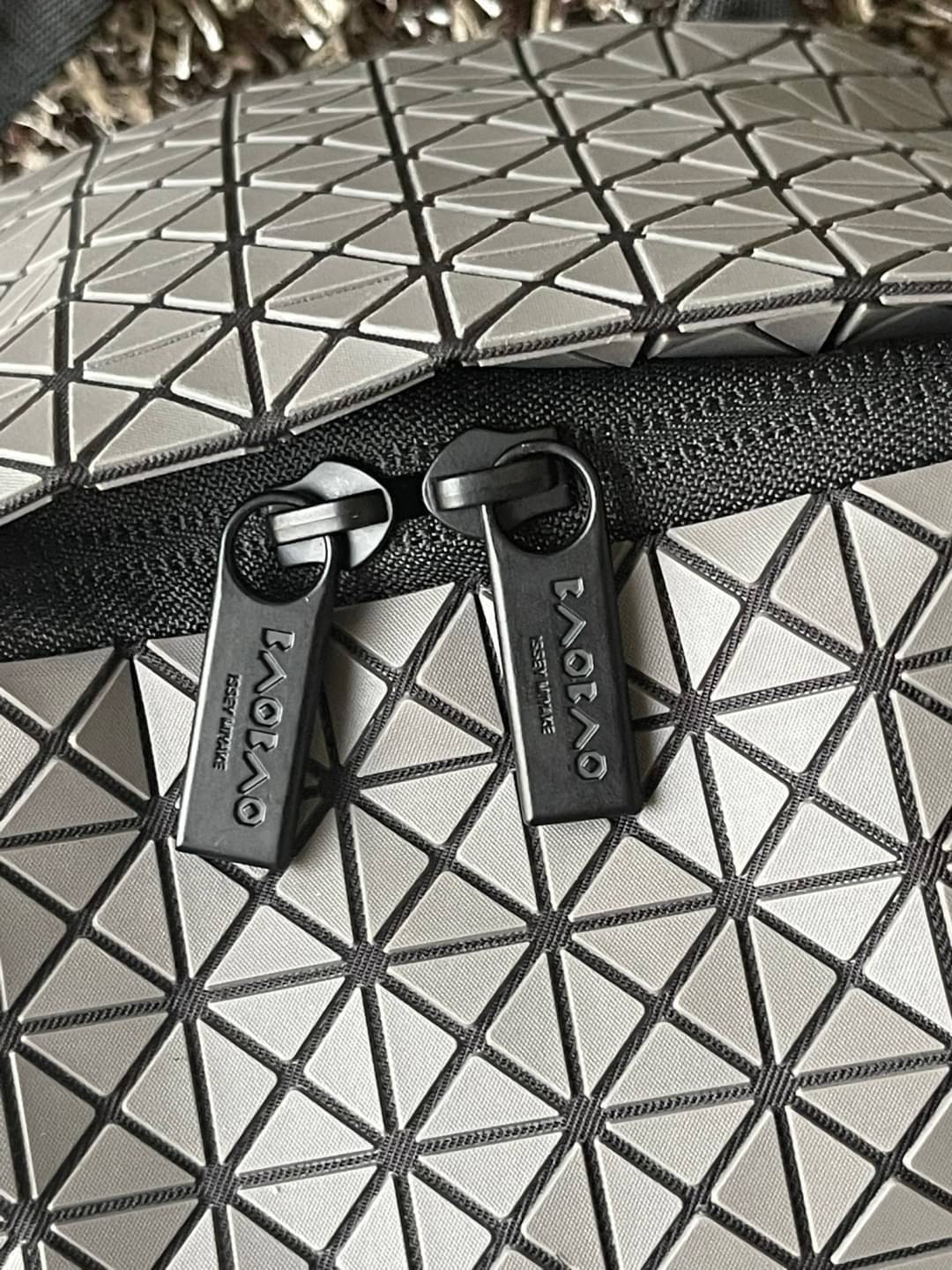 Bao Bao Issey Miyake Daypack geometric backpack กระเป๋าเป้ทรงคลาสสิก รองรับน้ำหนักได้ดี เหมาะกับการเดินทาง เป้สะพายหลังรุ่น Daypack One-Tone Backpack มาในรูปทรงกระเป๋าเป้สุดคลาสสิก โดดเด่นด้วยการออกแบบที่เป็นเอกลักษณ์ วัสดุสามเหลี่ยมขนาดเล็กพิเศษ ได้กลิ่น