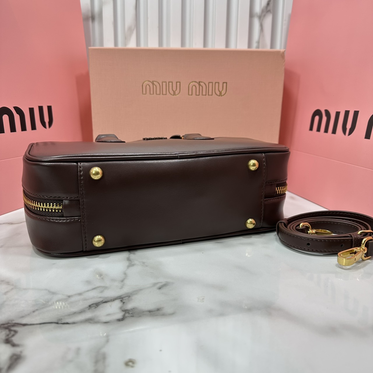 ORI หนังแท้ | MIU MIU Arcadie leather bag Large 27cm กระเป๋าสะพายทรงโฮโบใบใหญ่ ลุคลูกคุณหรูหราน่ารักๆเก๋ๆ สวยดูแพง หูจับในตัวง่ายและสะดวกพกพา มาพร้อมสายสะพายข้างภายในโล่งกว้างมาก