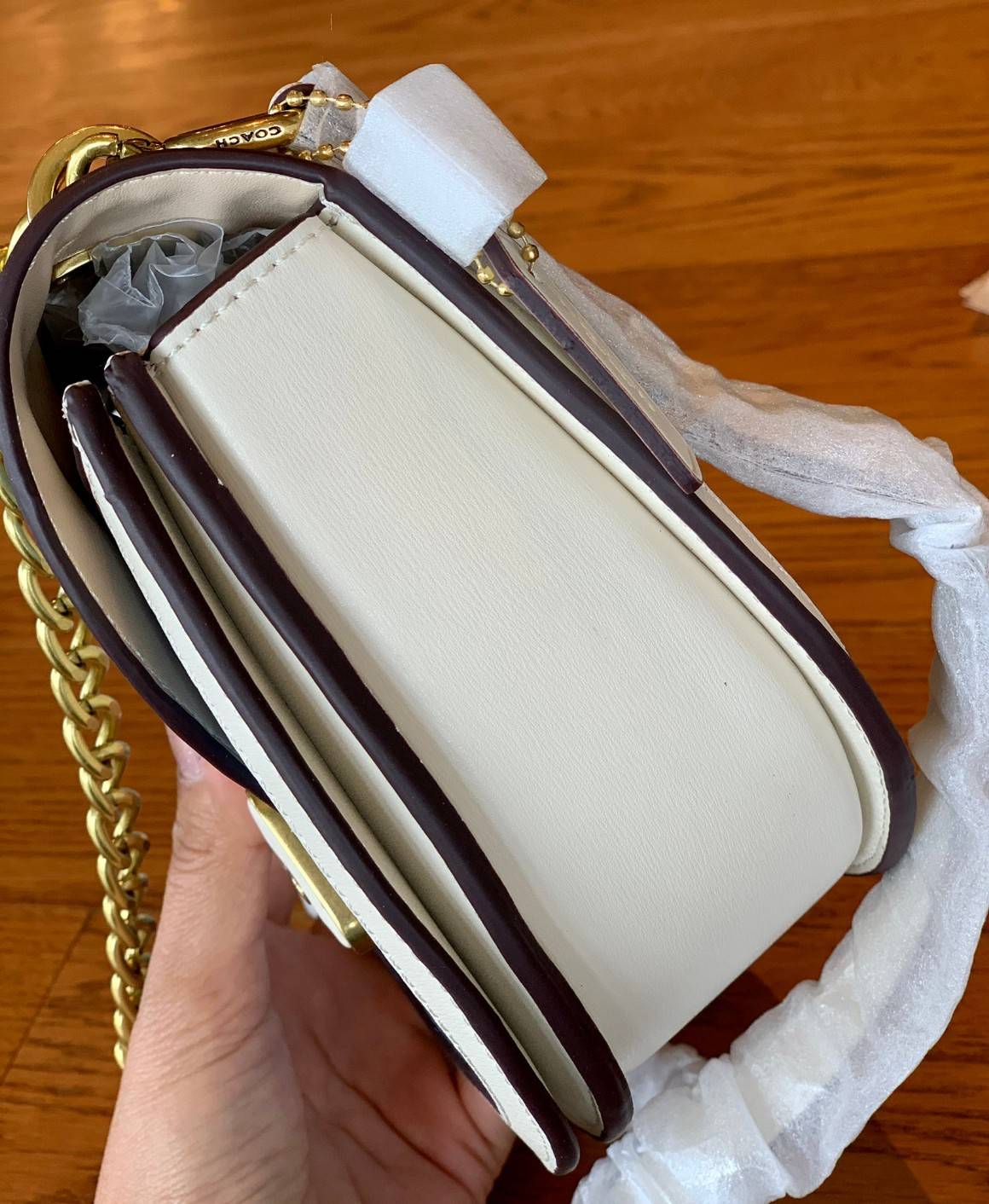 COACH ALIE SADDLE BAG IN SIGNATURE JACQUARD (C4694//C3464) New item!! กระเป๋าสะพายทรง saddle ดีไซน์วินเทจย้อนยุค แฝงความหรูในตัวด้วยอะไหล่สีทองเหลือง โดดเด่นไม่ซ้ำใครแน่นอน วัสดุผ้า jacquard สลับหนังแท้ ภายในเป็นช่องโล่ง มาพร้อมสายสะพายครอสบอดี้ ที่สามารถ