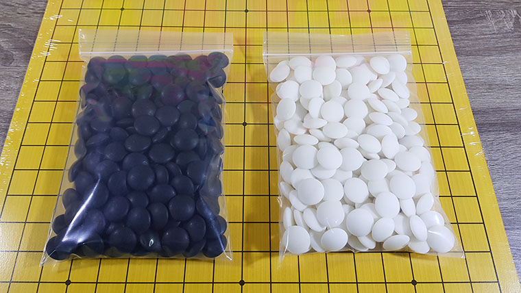 ชุดหมากล้อมไม้พร้อมกระดาน19และ13เส้นหนา3mm.พร้อมเม็ดเมลามีนฝั่งละ180เม็ดพร้อมโถทรงสี่เหลี่ยม