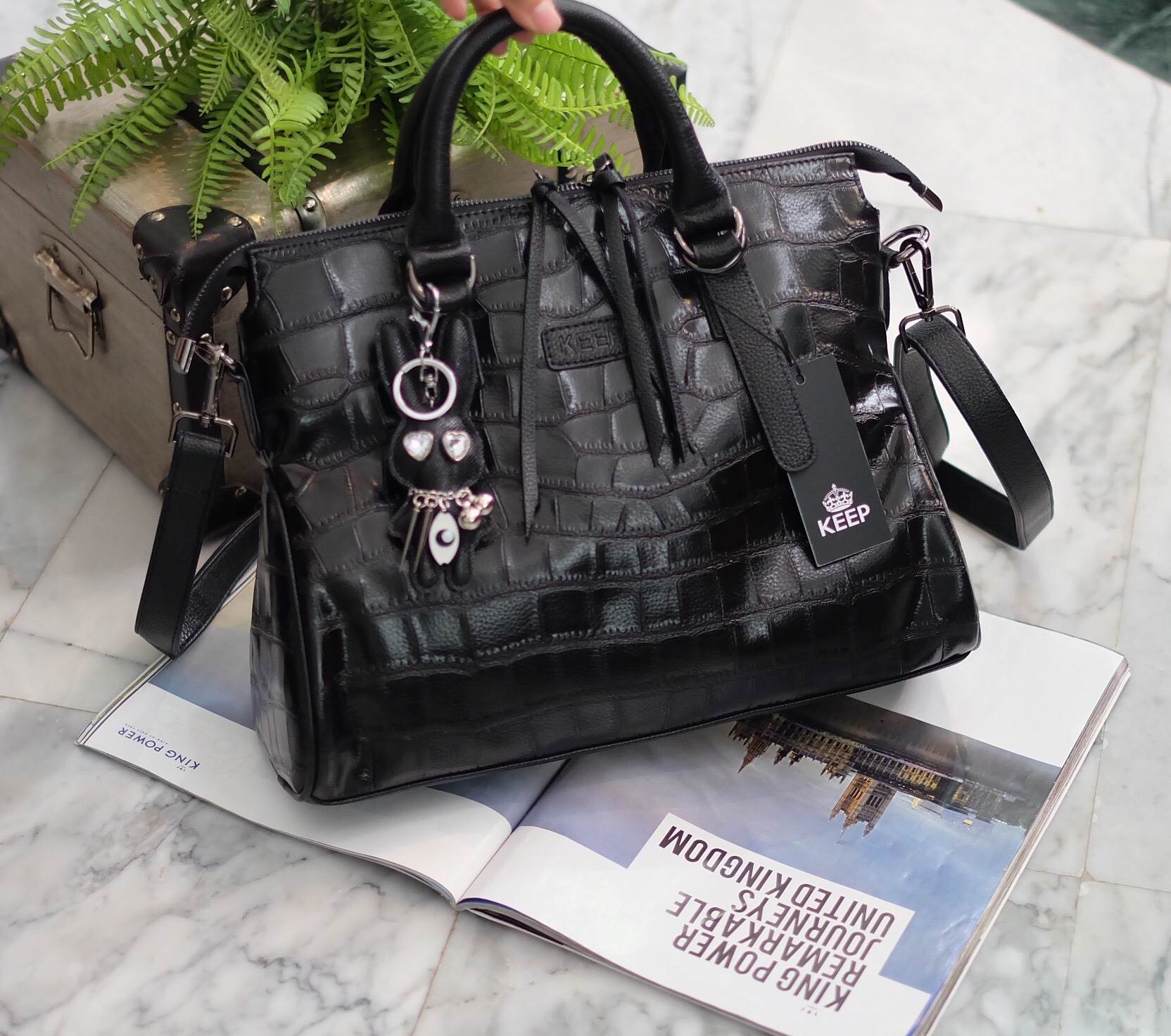 ทรงสวยขายดีมาก 👑จากแบรนด์ KEEP ทรง รุ่น XOXO hand bag with cool rabbit จุดเด่นที่ >หนังเนื้อดี นิ่มมาก ลายหนังสวย มี 2 แบบ • หนังเรียบ • หนังลายจรเข้ • >สีดำ ถือสะพายเข้าง่ายกับทุกชุด >ขนาดกระเป๋ากำลังดีคะ ใส่ กปต ยาว มือถือได้ จุคุ้ม