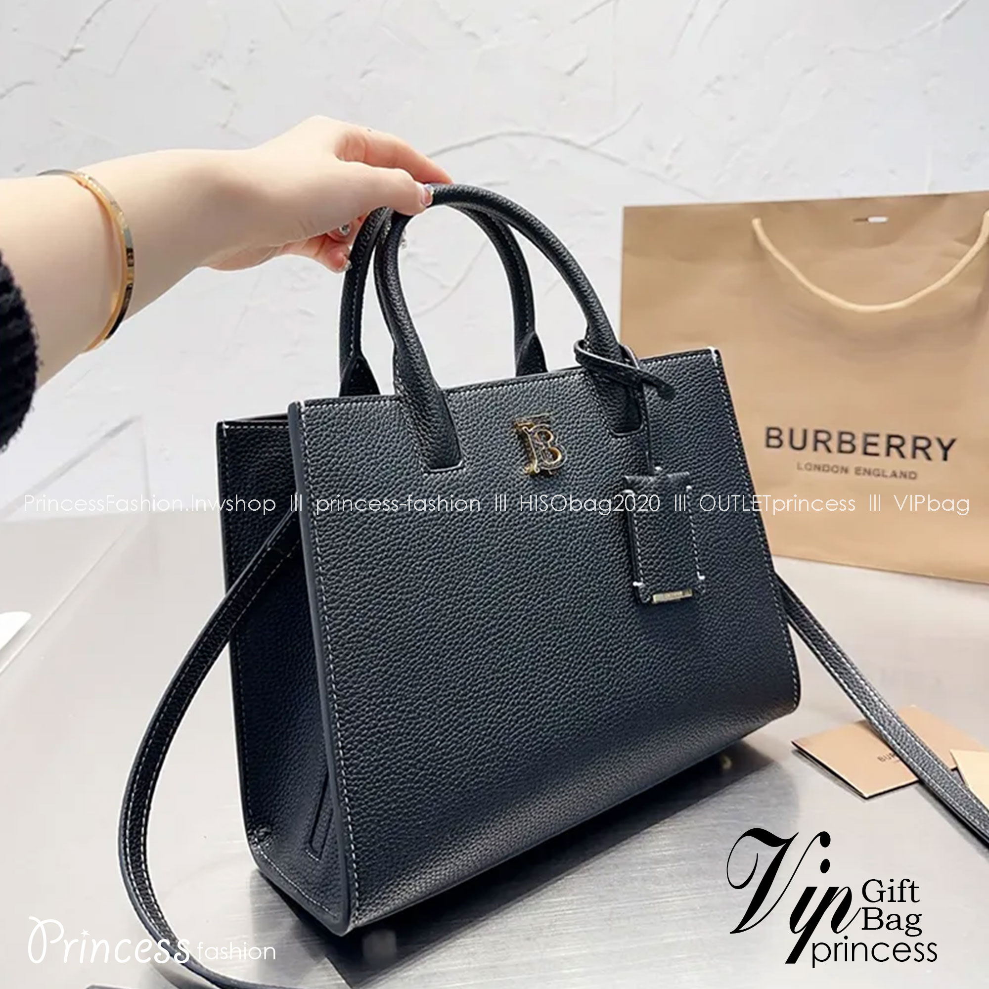 Burberry Small Frances Tote Bag / Burberry Tote Bag สวยหรูดูดีเกินต้าน กับกระเป๋าถือทรงสวย ดีไซน์ผู้ดีเรียบหรู ถือขับผิวไปเลยทุกสี สวยคม มาพร้อมหูจับในตัว พร้อมสายสะพายยาว งานจริงดีงาม สาวๆได้ไปรับรองประทับใจแน่นอนจ้า