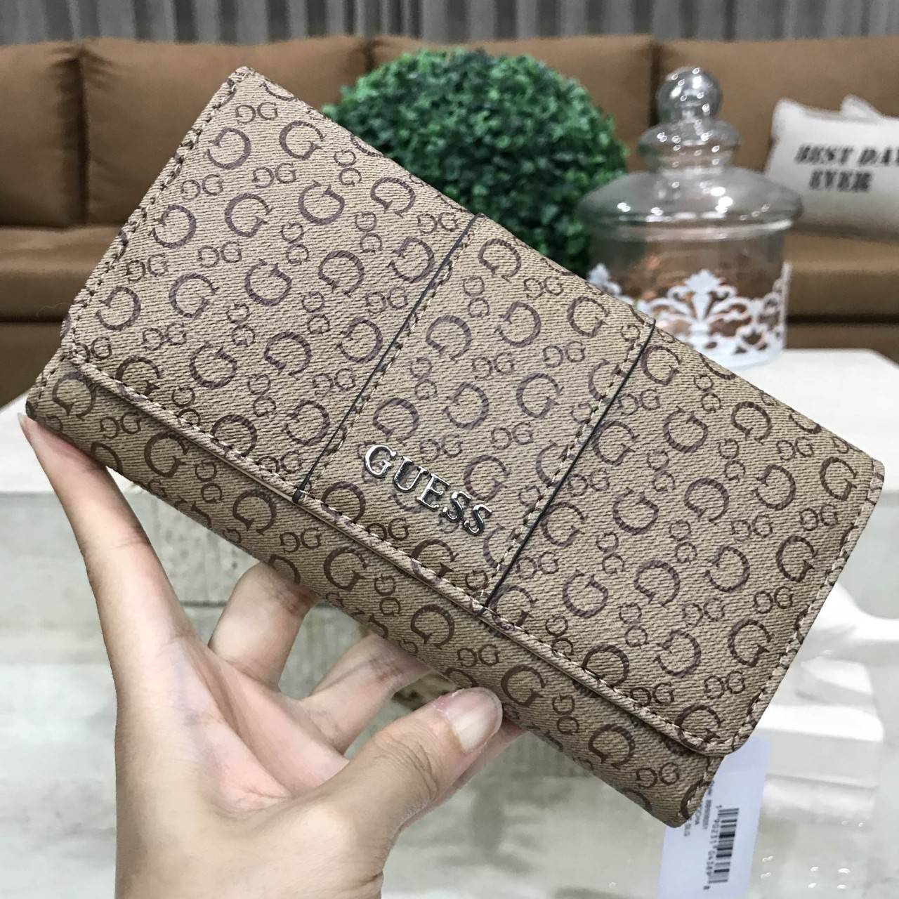 GUESS FACTORY WOMEN'S LONG WALLET 2018 กระเป๋าสตางค์ใบยาวฝาปิดหนัง Saffiano ลาย Signature สวยอยู่ทรงด้านหน้าประดับโลโก้แบรนด์ดูดี ด้านหลังมีช่องซิป ภายในมีช่องแบ่งหลายช่องเป็นสัดส่วน มีช่องใส่ธนบัตร ช่องซิป ช่องใส่บัตร ใส่มือถือ iphone8+ ได้ ตัวจริงส