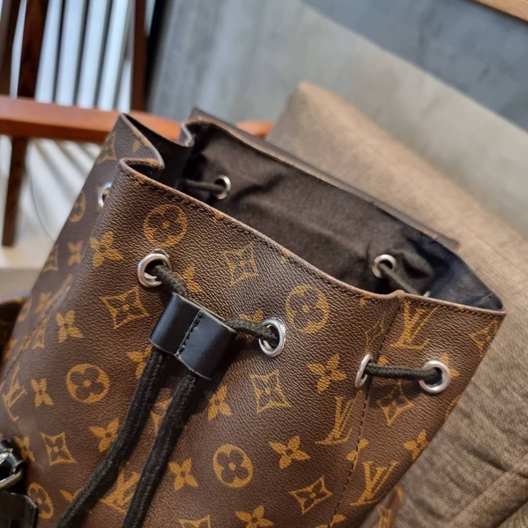 LV Christopher PM Monogram Eclipse Reverse เป้สะพายหลังใบใหญ่ LV MONOGRAM BACKPACK ที่หนุ่มๆตามหากันมากที่สุด LONG WEEKEND กระเป๋าใบใหญ่ต้องมี!! รุ่นสุดฮอต!! ด้วยรูปทรงที่คลาสสิค สไตล์เอกลักษณ์ วัสดุหนังแคนวาส ทนทาน