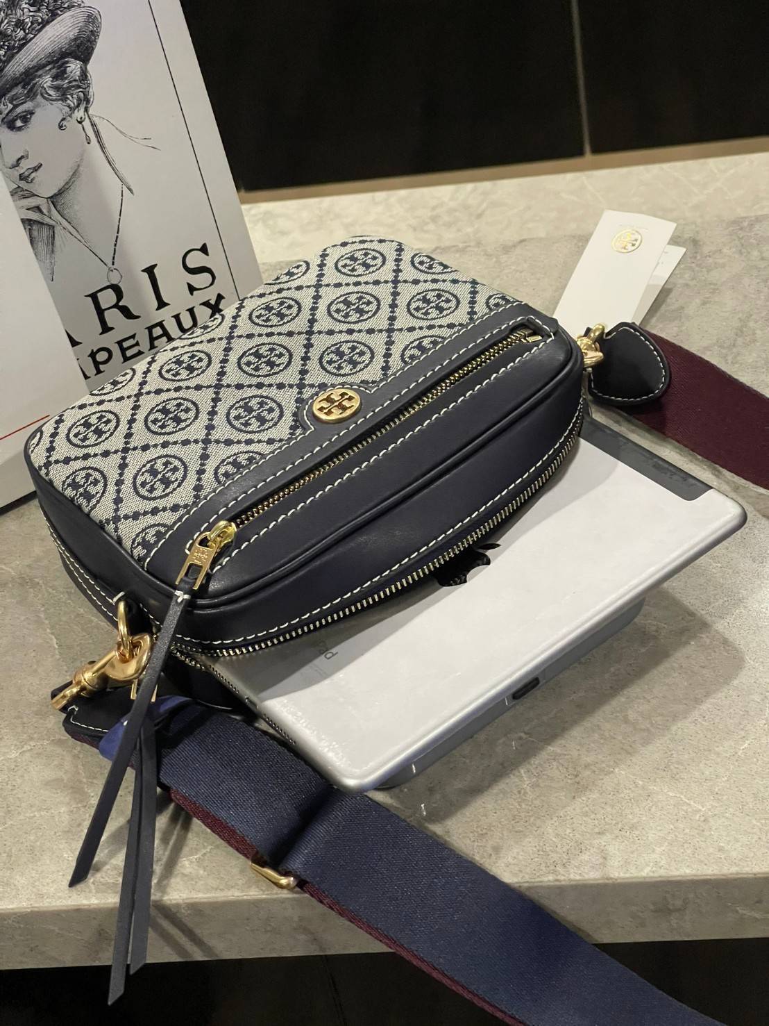 TORY BURCH T MONOGRAM JACQUARD CAMERA BAG การออกแบบที่เรียบง่าย แต่ยังคงความหรูหราเอาไว้ โดดเด่นด้วยลวดลาย T Monogram