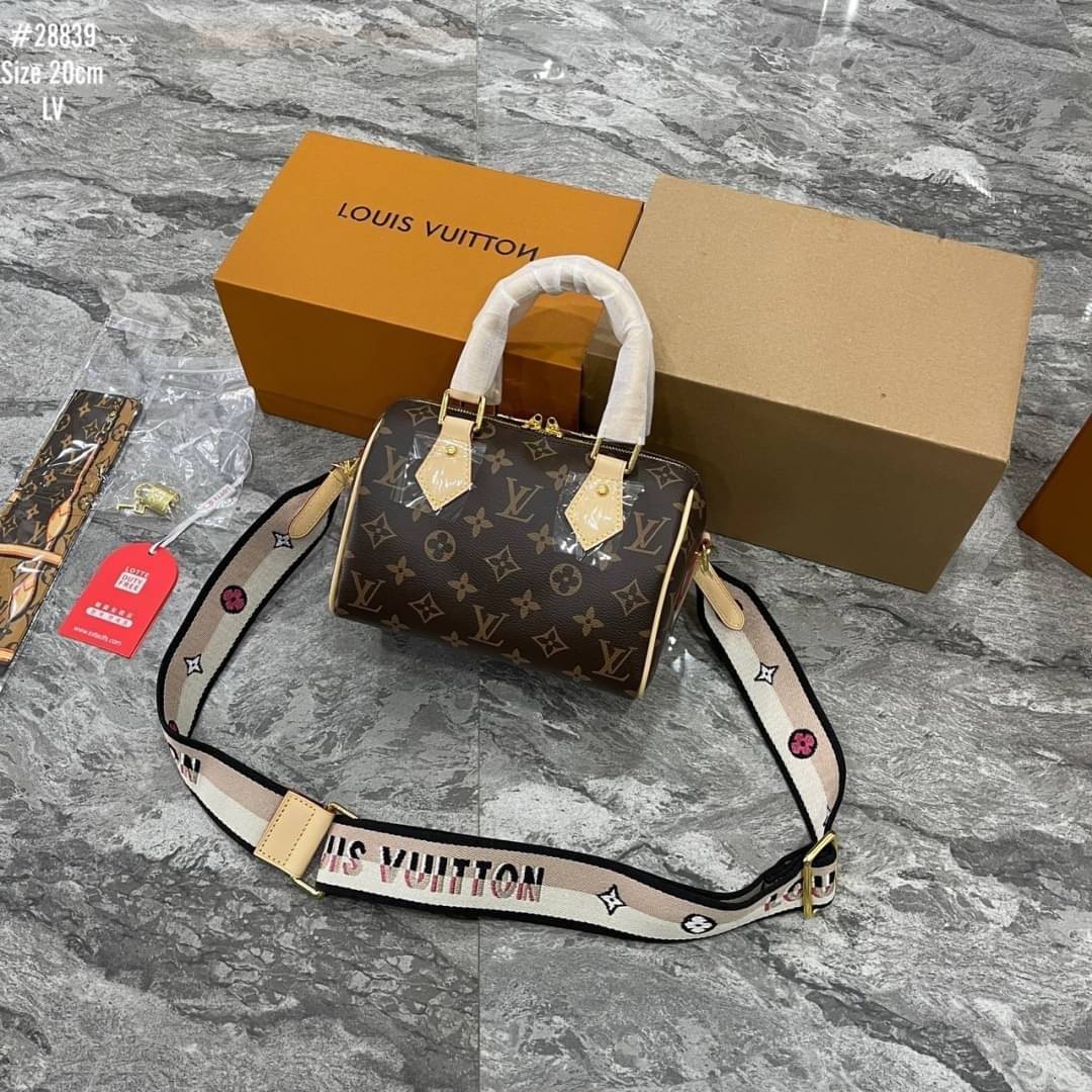 LV Speedy Bandoulière 20 Bag Monogram Canvas กระเป๋าทรงหมอนไซส์เล็กน่ารัก ดีไซน์น่าใช้มากๆ พิมพ์ลายโมโนแกรม ภายในเป็นช่องกว้าง มาพร้อมสายสปอร์ตสวยเท่ห์มาก ใบจริงสวยเกินเบอร์!! ไม่ผิดหวังจ้า