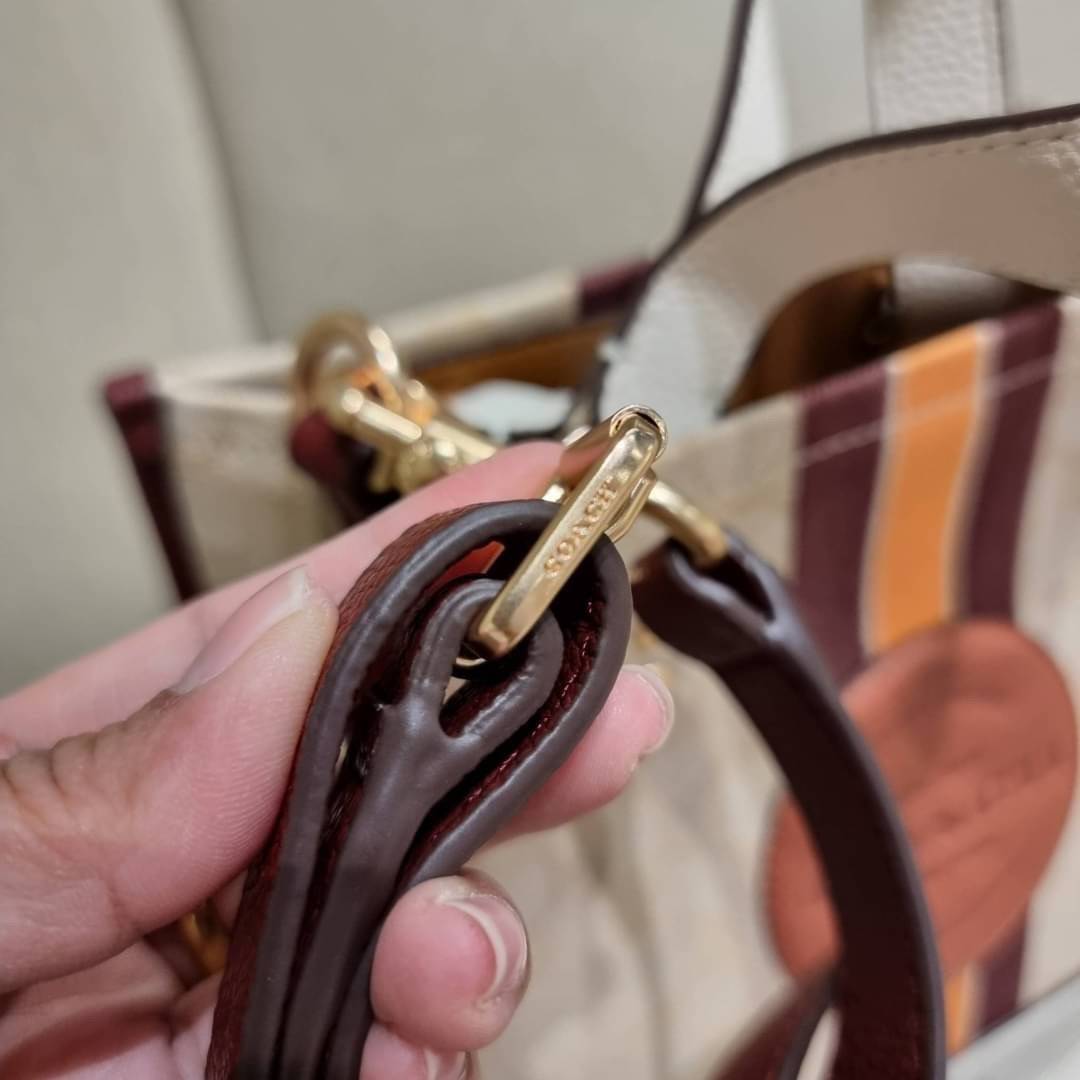 COACH C7083 DEMPSEY TOTE 22 IN SIGNATURE JACQUARD WITH STRIPE AND COACH PATCH คอลเลคชั่นใหม่ สีที่สาวๆรอคอย สวยคม ละมุนและมีความหรูในตัว กับกระเป๋าทรงโท้ท ไซส์กำลังสวย น่ารักน่าใช้ ฟังก์ชั่นการใช้งานสะดวกที่สุด มีทั้งสายคล้องในตัว และสายครอสบอดี้ วัสดุผ้า