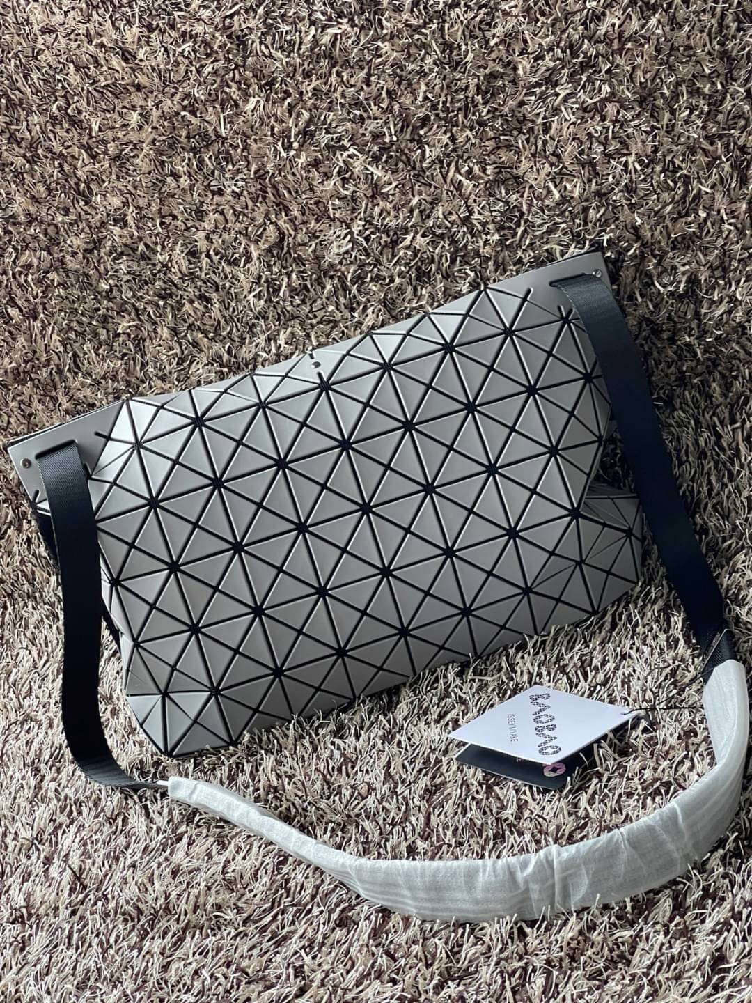 Baobao Issey Miyake Prism Sac ชาวมินิมอลทั้งชายและหญิงต้องถูกใจรุ่นนี้ เพราะ Prism Sac เป็นกระเป๋าแบบ unisex ที่มาพร้อมกับความเรียบง่ายของวัสดุเนื้อแมตต์ แต่ให้ลุคสไตล์เท่แบบคูลๆ โดดเด่นด้วยดีไซน์ที่ออกแบบมาให้ใช้งานที่ง่าย ตอบโจทย์ทุกสถานการณ์ฝาพับแบบเปิ