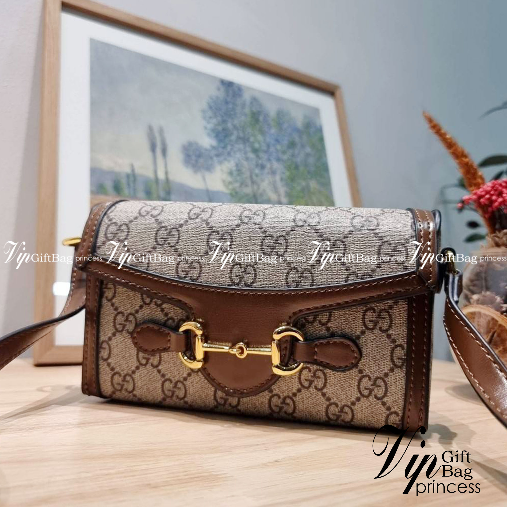 Gucci Horsebit 1955 Mini Bag / GC crossbody horizon mini bag กระเป๋าสะพายข้างขนาดกำลังดี สวยอยู่ทรง วัสดุหนังแคนวาสทนทาน แฝงความหรู เปิด-ปิดฝาสอดพร้อมแม่เหล็กในตัว ภายในเป็นช่องโล่ง ใส่โทรศัพท์ได้ทุกรุ่น พกแทนกระเป๋าสตางค์ ใส่บัตร ใส่ธนบัตรพกง่ายๆก็ได้ สา