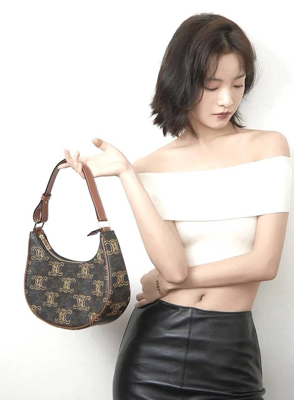 VIP 🥂 CELINE AVA IN TRIOMPHE CANVAS WITH TRIOMPHE HEART EMBROIDERY สวยเกินต้านรุ่นสุดปัง ที่ดีไซน์ออกมาใหม่ พร้อมให้ได้สวยก่อนใครไปเลย กับกระเป๋าสะพายไหล่ รูปทรงไม่เหมือนใครไม่เกร่อ ใช้แล้วดูแพง!! และที่น่ารักแบบตะโกนก็ตรงที่ โลโก้ลายปัก ดีเทลเดิน