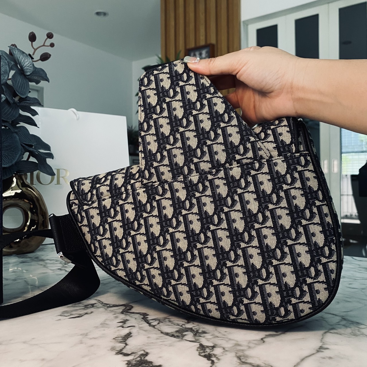 DIOR Saddle bag Oblique jacquard fabric in beige and black กระเป๋าคาดอกดิออร์ รุ่นยอดนิยมที่หนุ่มๆ ใช้งานได้แบบคุ้มๆ ดีไซส์สวยคมเรียบหรูตามแบบฉบับแบรนด์