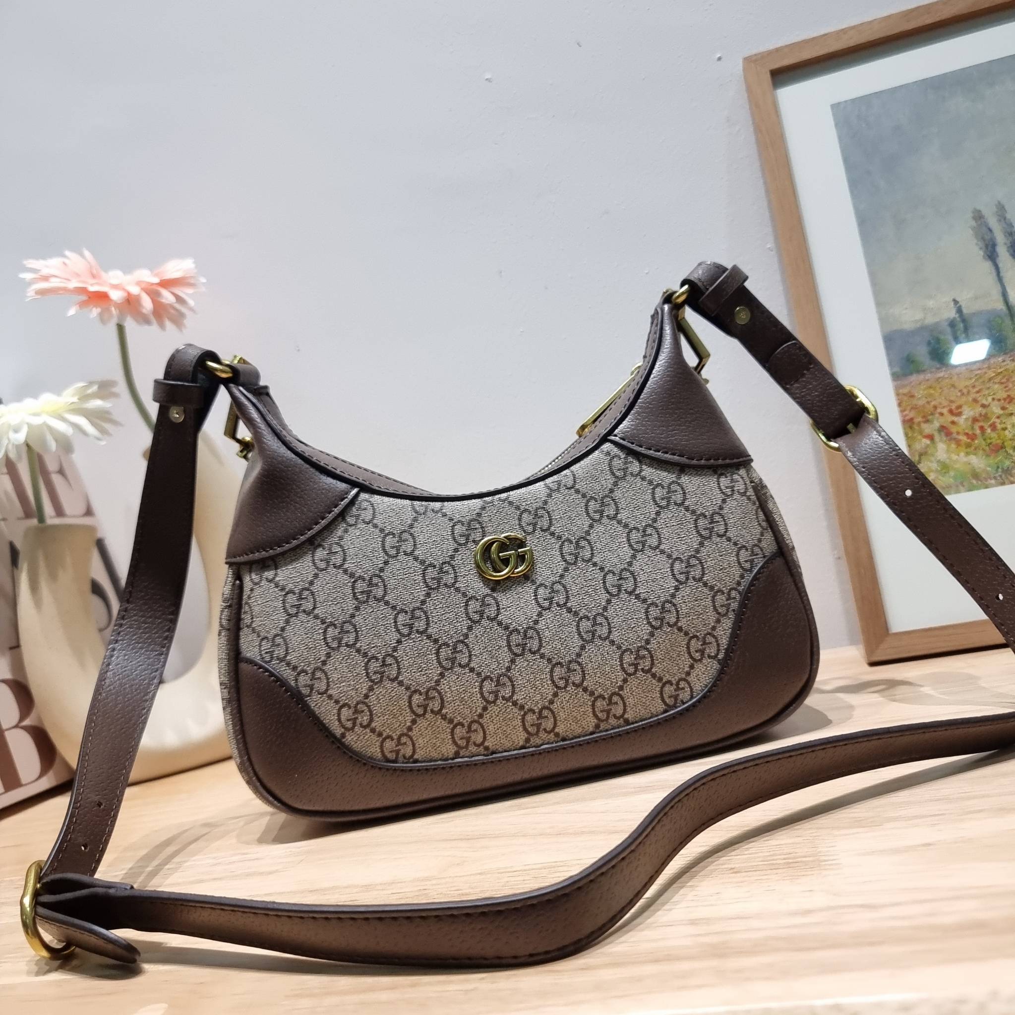 GUCCI Aphrodite small shoulder bag / GC crossbody pouch bag กระเป๋าสะพายทรงคลาสสิค ดีไซน์ย้อนยุคผสานความโมเดิร์นด้วยรูปทรงพอช ที่ใช้งานได้ทุกสไตล์ วัสดุหนังแคนวาส ทนทาน ภายในกระเป๋าเป็นช่องโล่ง สายสะพายมีลูกเล่นหลากหลาย มีให้ทั้งแบบโซ่คล้องไหล่ สายหนังที่