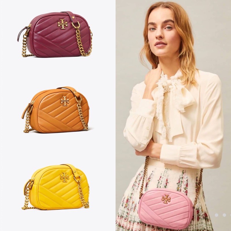 Tory Burch KIRA CHEVRON SMALL CAMERA BAG สาว ๆ ลุคคุณหนูไม่ควรพลาด Collection นี้เลยนะคะ เพราะ Kira Chevron เป็นรุ่นที่ตอบโจทย์และครองใจสาว ๆ ได้อย่างแท้จริง เนื่องจากมีดีไซน์เรียบหรู โดยใช้เทคนิคการเย็บบนหนังเป็นลายเส้น (Chevron) ทำให้กระเป๋าดูมีราคามากย