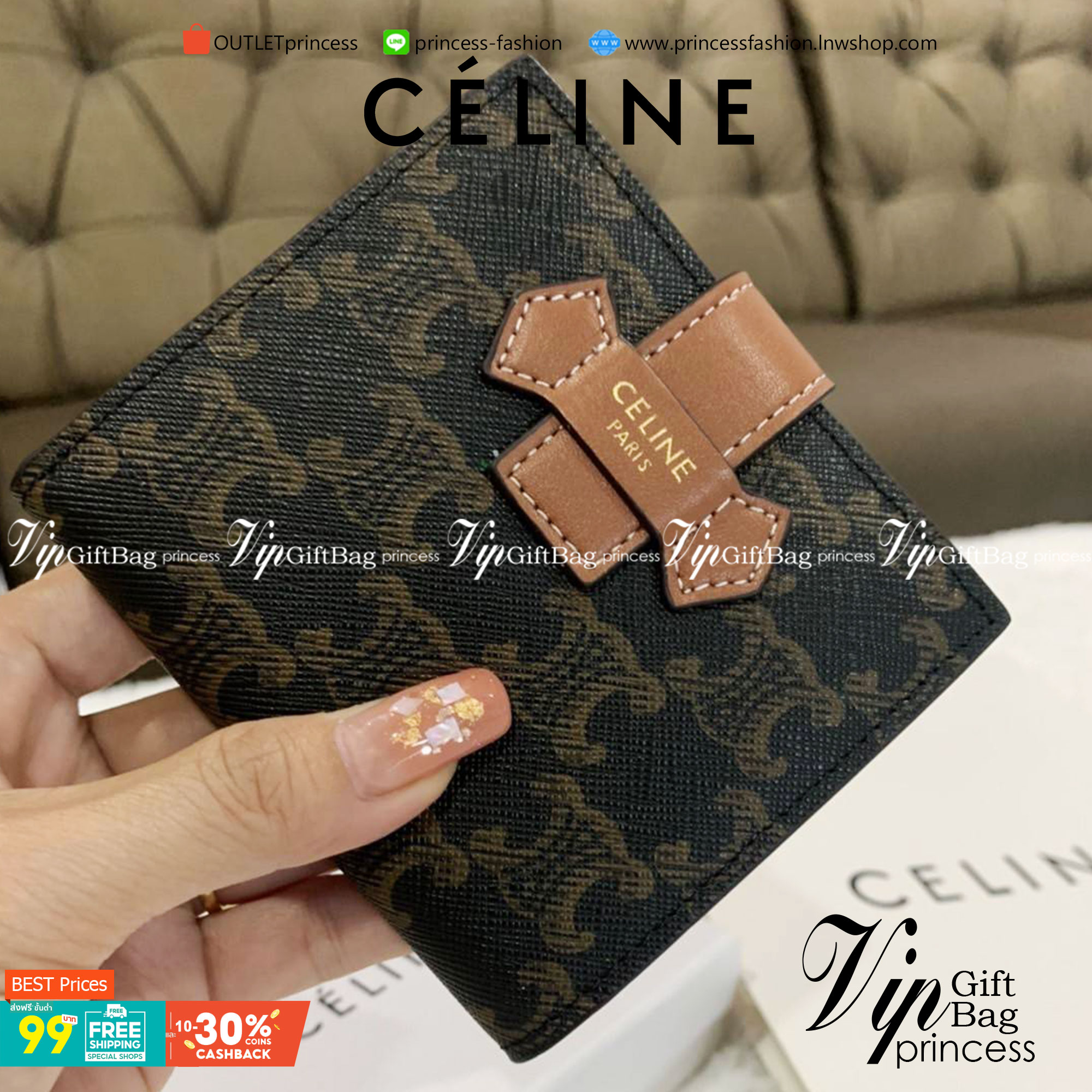 CELINE SHORT WALLET VIP GIFT WITH PURCHASE (GWP) พรีเมี่ยมกิ๊ฟ Limited จาก CELINE HAUTE PARFUME DUTYFREE COUNTER วัสดุ Triomphe Canvas หนังสวยอยู่ทรง ประดับโลโก้แบรนด์ที่ด้านหน้า ขนาดกำลังดี จับถนัดมือ เปิด-ปิดฝาพับกระดุม ภายในมีช่องแบ่งหลายช่อง มีช่องใส่