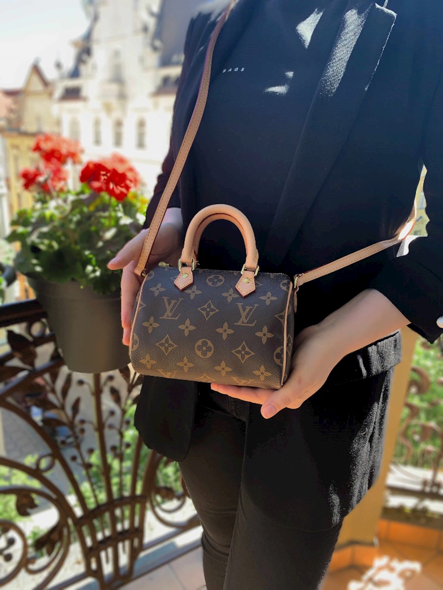 VIP GIFT 】LOUIS VUITTON NANO SPEEDY พร้อมส่งความน่ารักค่ะ! กระเป๋าทรงหมอนไซด์มินิ หนังแกะแท้นิ่มสวยงามค่ะ เปิดปิดกระเป๋าแบบซิป ภายในสามารถใส่มือถือได้ กระเป๋าเงินใบกลางได้ พาสปอร์ตได้ค่ะ