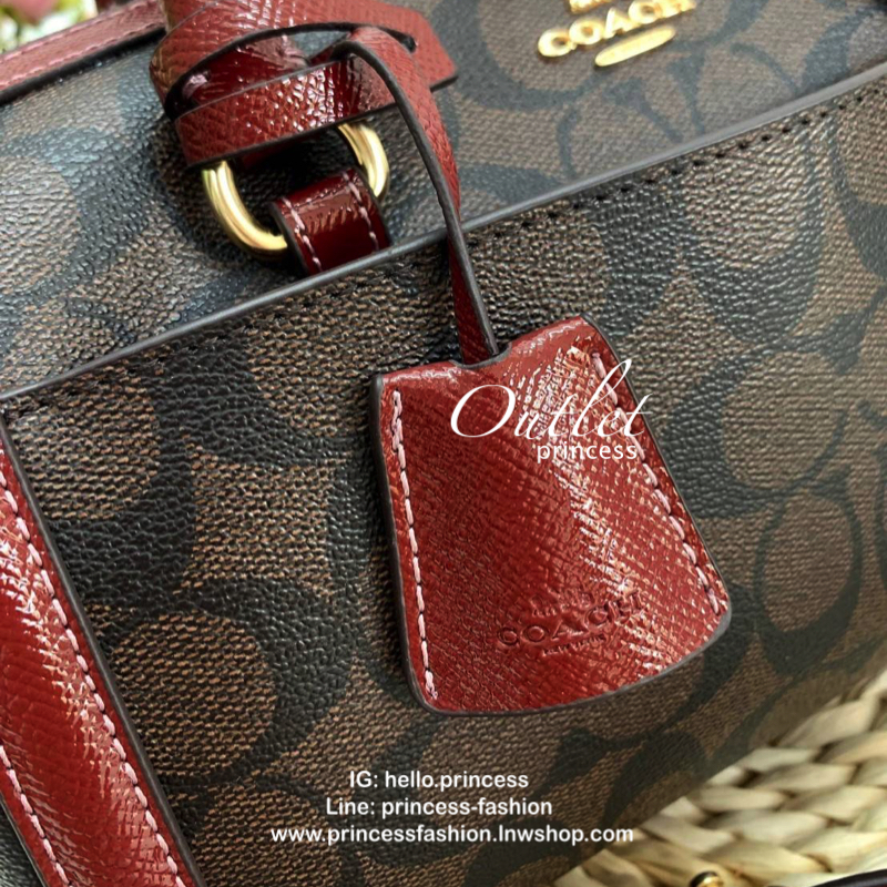 COACH ZOE BARREL SATCHEL IN SIGNATURE BAG กระเป๋าถือ/สะพายข้าง วัสดุหนังแกะแท้อย่างดี ลาย C ทั้งใบ ด้านหน้าห้อยอะไหล่กุญแจแบรนด์+พวงหนังแบรนด์ เพิ่มความหรู เปิดปิดกระเป๋าแบบซิปคู่ ภายในกว้างใส่ของได้จุ มีช่องโล่งใส่ของจุกจิกให้ ซับในบุผ้ากึ่งกำมะหยี่อย่าง