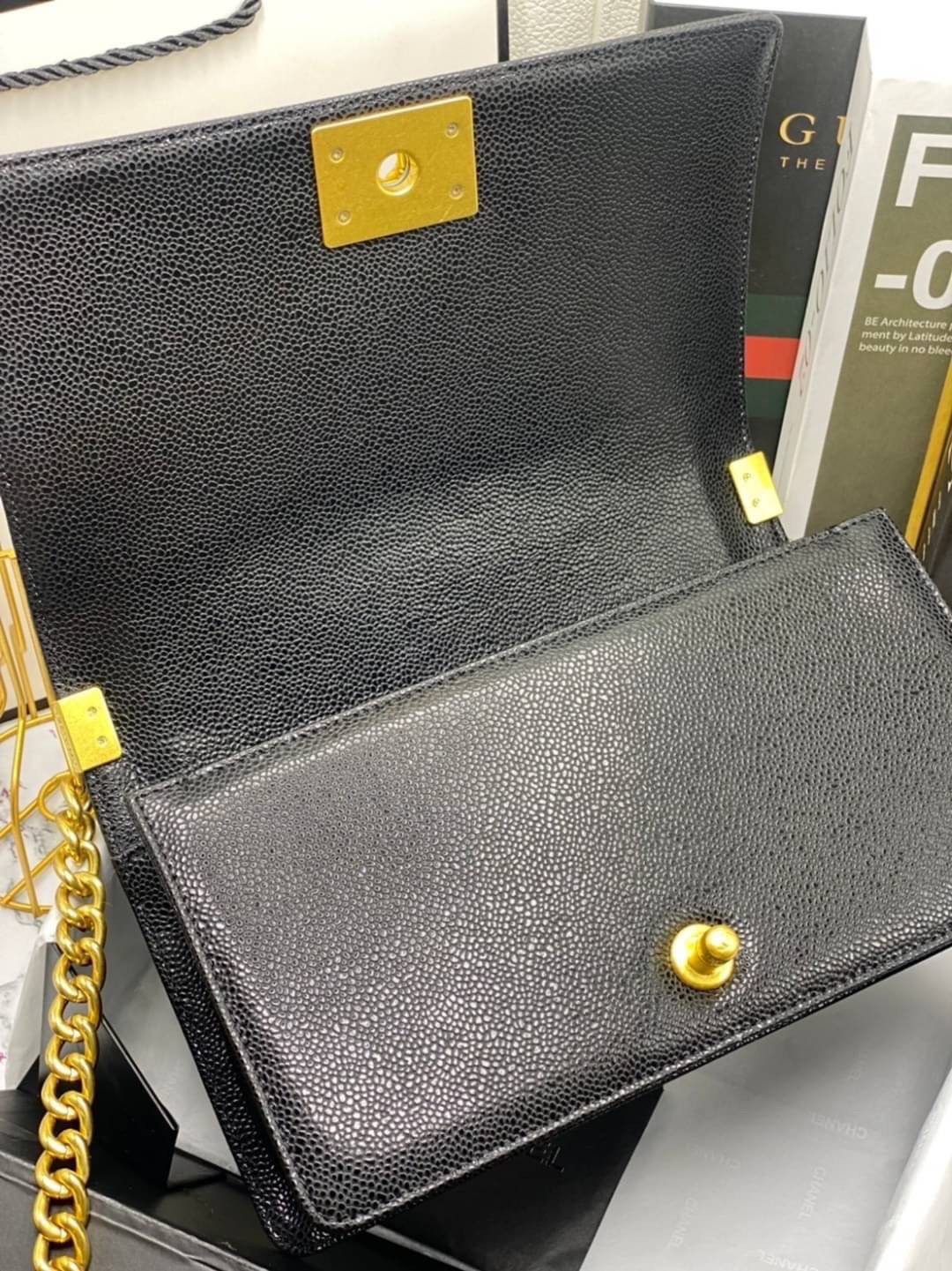 หนังแท้ CHANEL BOY 10" หนังคาเวียร์ อะไหล่เงิน/ทอง พร้อมส่งที่ไทย หนังลูกวัวแท้ อะไหล่โลหะสีรูทีเนียม สวยคลาสสิกทุกยุคสมัย เกรดออริจินอล 1:1 ภาพสินค้าถ่ายจากงานขายจริง ใช้งานต่างประเทศได้