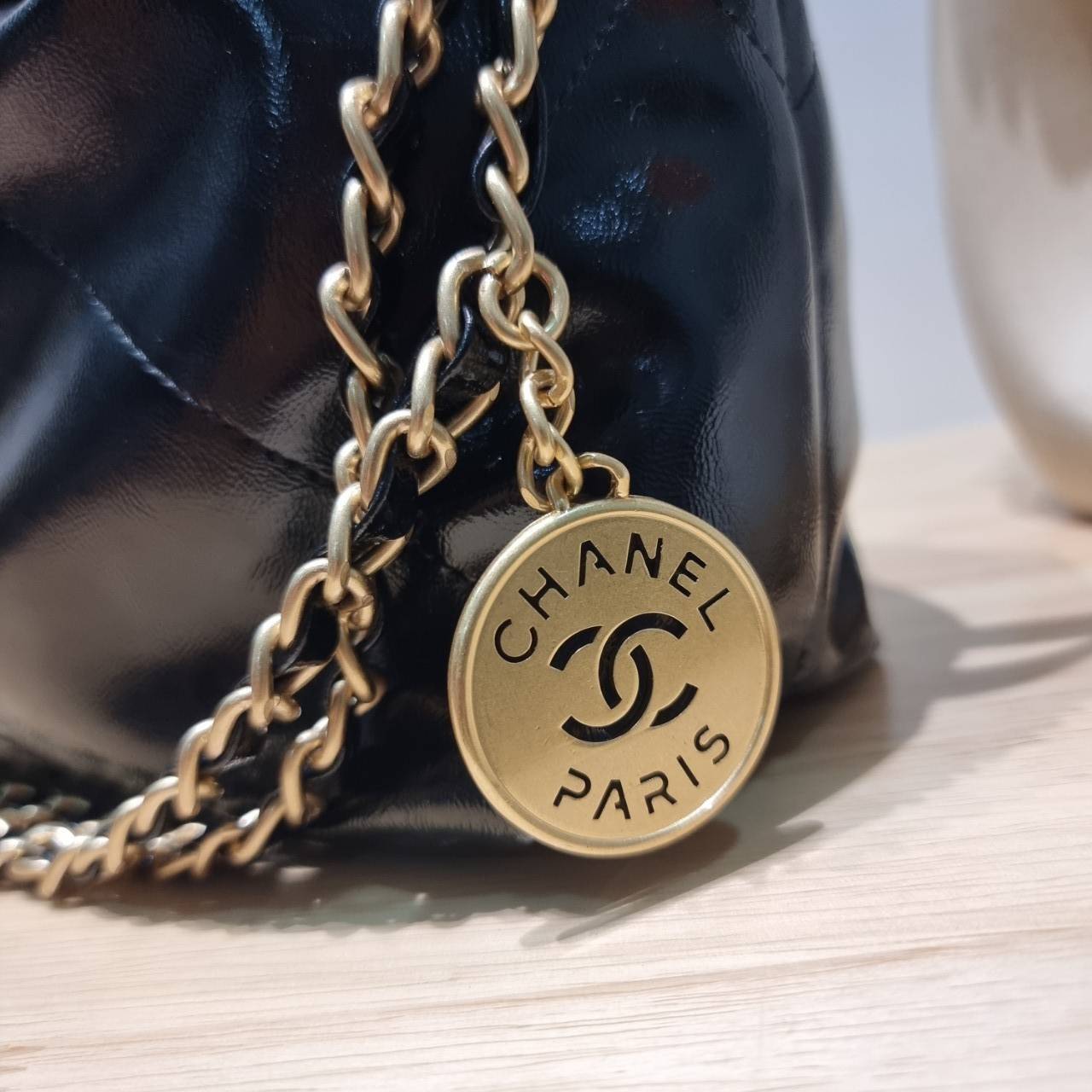 Chanel 22 horizontal bag แรงเกินต้านที่สุดกับไอเท็มนี้ ที่สาวๆหรือใครๆก็ต้องมี มาในไซส์ใหญ่ รูปทรงใช้ง่ายขึ้น แต่ยังจุได้หนักๆเหมือนเดิม ดูหรูหรา เกินเรื่องที่สุด