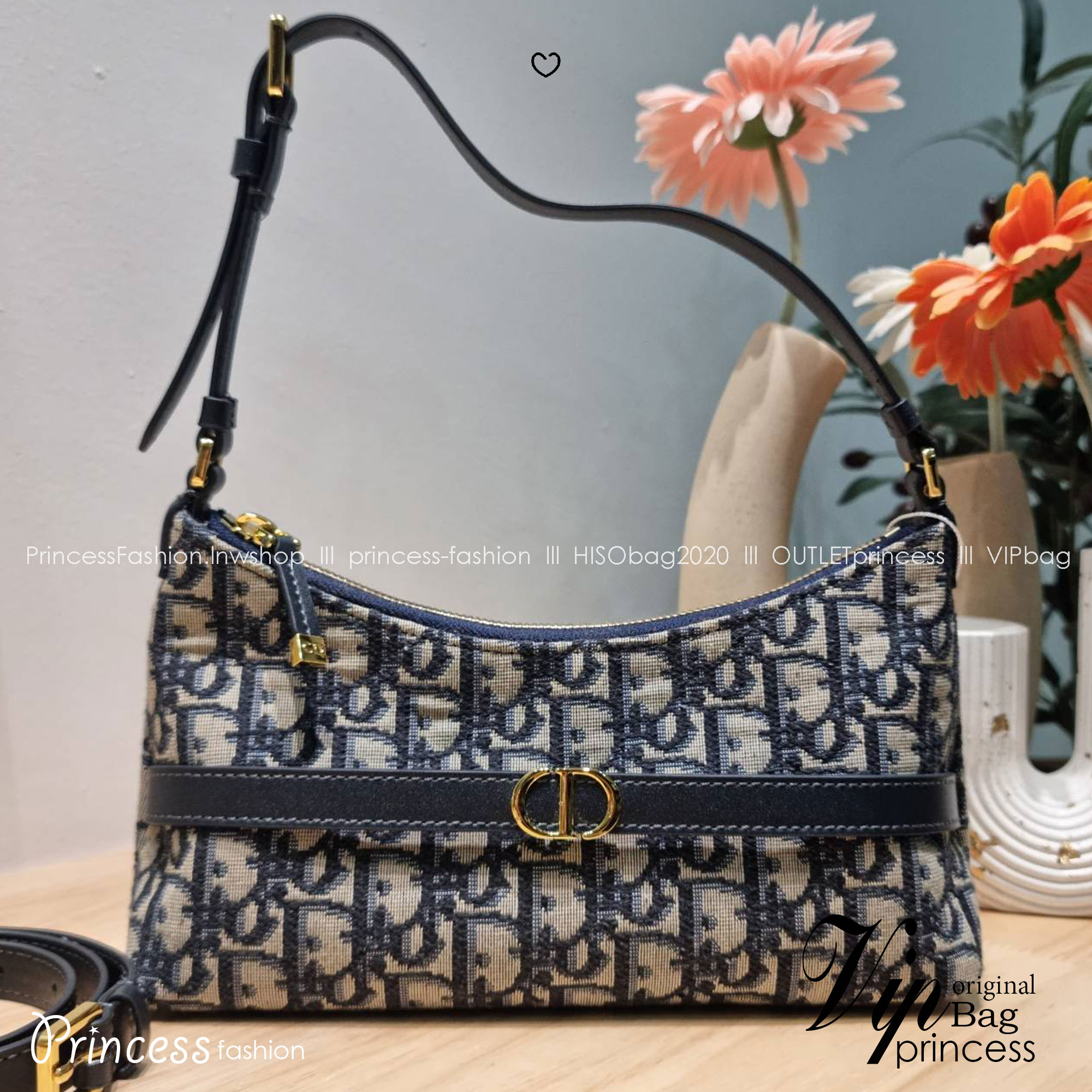 DIOR 30 MONTAIGNE CIGALE MINI BAG ใหม่ล่าสุด กับกระเป๋าสะพายโฮโบมินิไซส์ ที่ไม่ได้เล็กอย่างที่คิด เพราะใบนี้สามารถใส่ของสำคัญได้ครบ ดีไซน์สวยคลาสสิค เรียบแต่โก้ น้อยแต่หรูหรา ใช้งานด้วยซิปรูดใช้งานง่าย