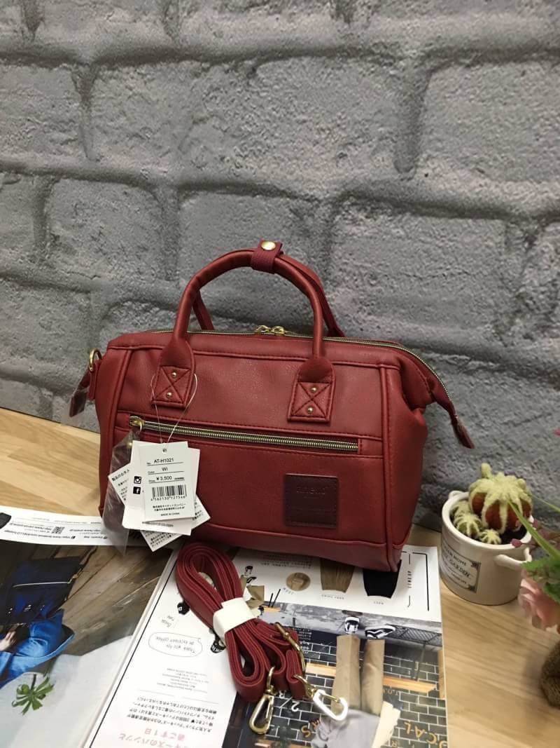 Anello polyester 2 way mini boston bag จากแบรนด์ดังในประเทศญี่ปุ่น กระเป๋าสไตล์คลาสสิค มีโครงปากกระเป๋ากว้างเป็นสัญลักษณ์ วัสดุหนัง pu กันน้ำได้ ภายในมีช่องใหญ่และช่องเล็กด้านข้าง2ช่อง เปิดปิดด้วยซิปคู่ มีตัวล็อคที่หูจับ ด้านหน้ามีช่องซิปเล็กใช้งานได้จริง