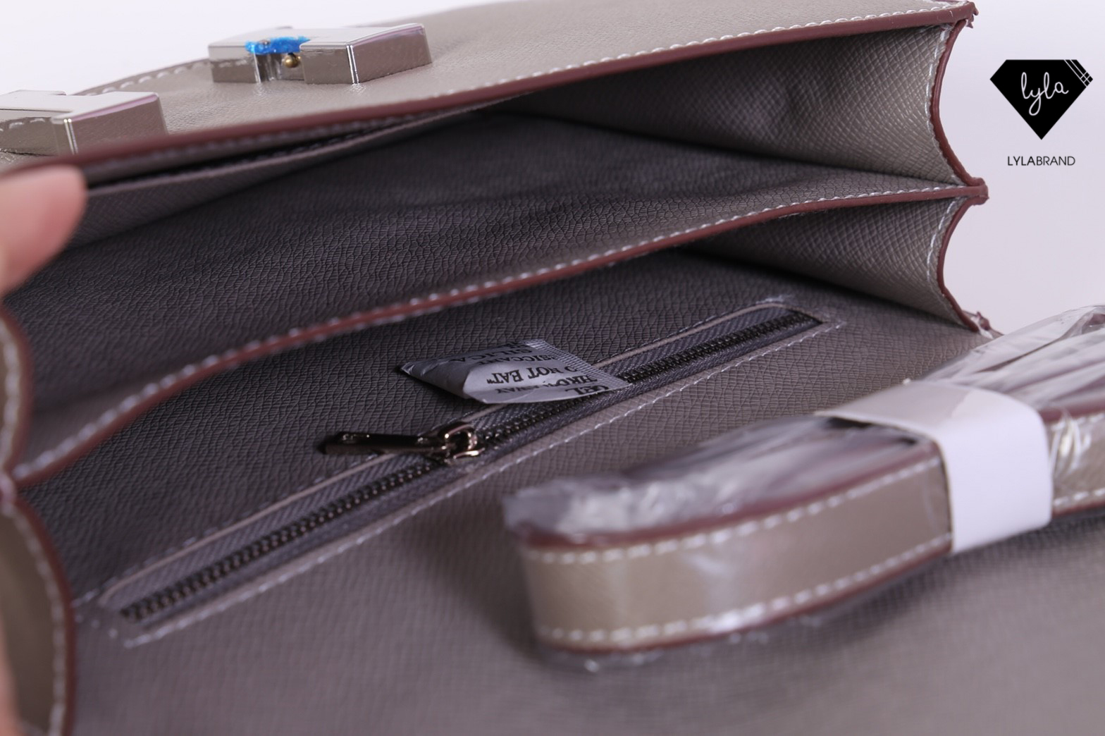 LYLABRAND🔔 Constance Size 23 Cm / Epsom ✨PU top premium นะคะ หนังดีเลอค่าน่าสอยมากกก บอกคำเดียวเลยว่าเด็ดสุด !! เหมือนหนังแท้เบอสุดค่ะคูณผู้หญิง ลูกค้าเก่าน่าจะทราบกันดีอยู่แล้วว่าคุณภาพของร้านนี้ต้องมาเป็นอันดับหนึ่งเท่านั้น อิอิ มีสายยาวส