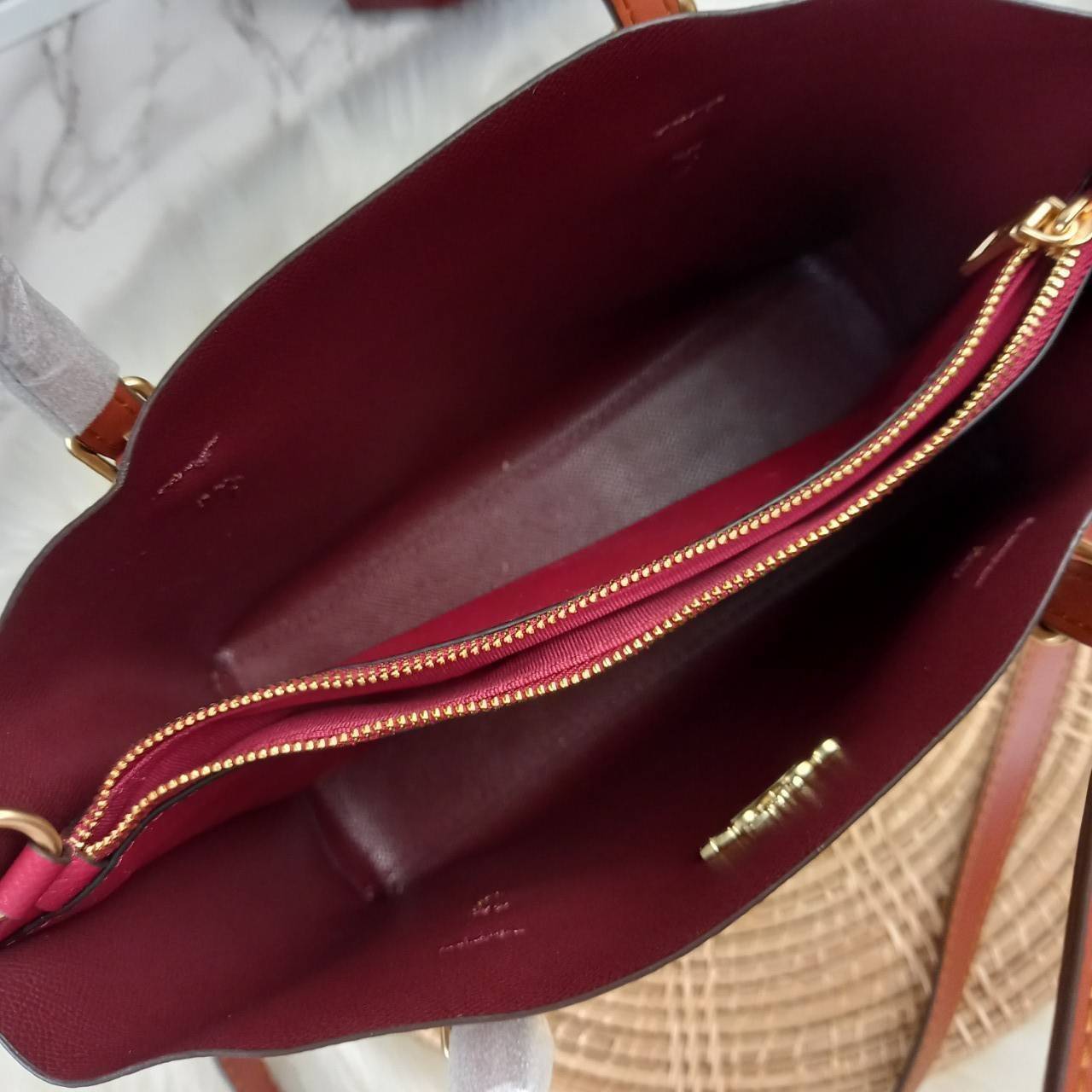 ไม่หลงรัก ทำไงไหว!! COACH MOLLIE TOTE 25 IN SIGNATURE CANVAS WITH SNOOPY (COACH C4250) กระเป๋าถือ กระเป๋าสะพาย รุ่นฮิต พิมพ์ลาย น่ารักเกินเบอร์ได้อีก// ขนาดเหมาะมือ มีสายสะพายยาว ถอดและปรับระดับได้ //วัสดุแคนวาส ผสมหนังแท้ ขึ้นทรงสวย ลาย SIGNATURE ด้านในโ