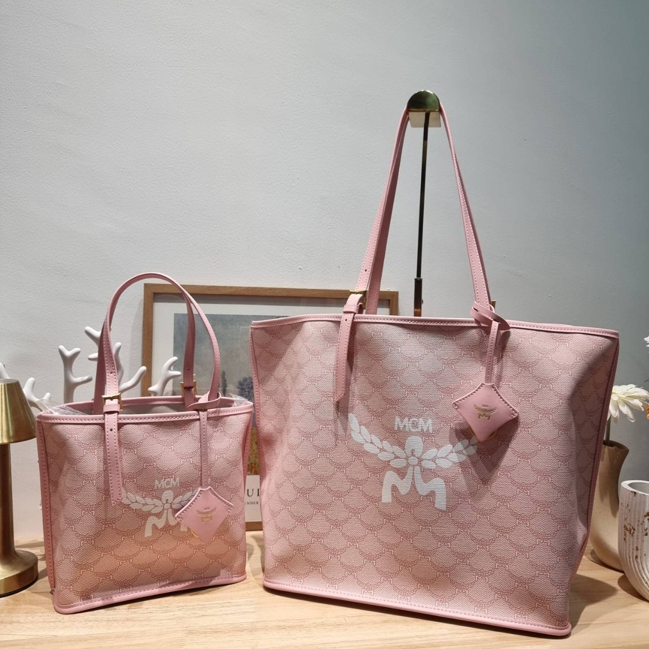 M.C.M MEDIUM HIMMEL SHOPPER IN LAURETOS คอลเลคชั่นใหม่ พร้อมสีใหม่ ดีไซน์ละมุน น่าใช้มากๆ กระเป๋าทรงช้อปปิ้ง เรียบหรู พิเศษสุดกับพวงหนังพร้อมห่วงกุญแจทึ่สามารถห้อยพวงกุญแจน่ารักๆได้