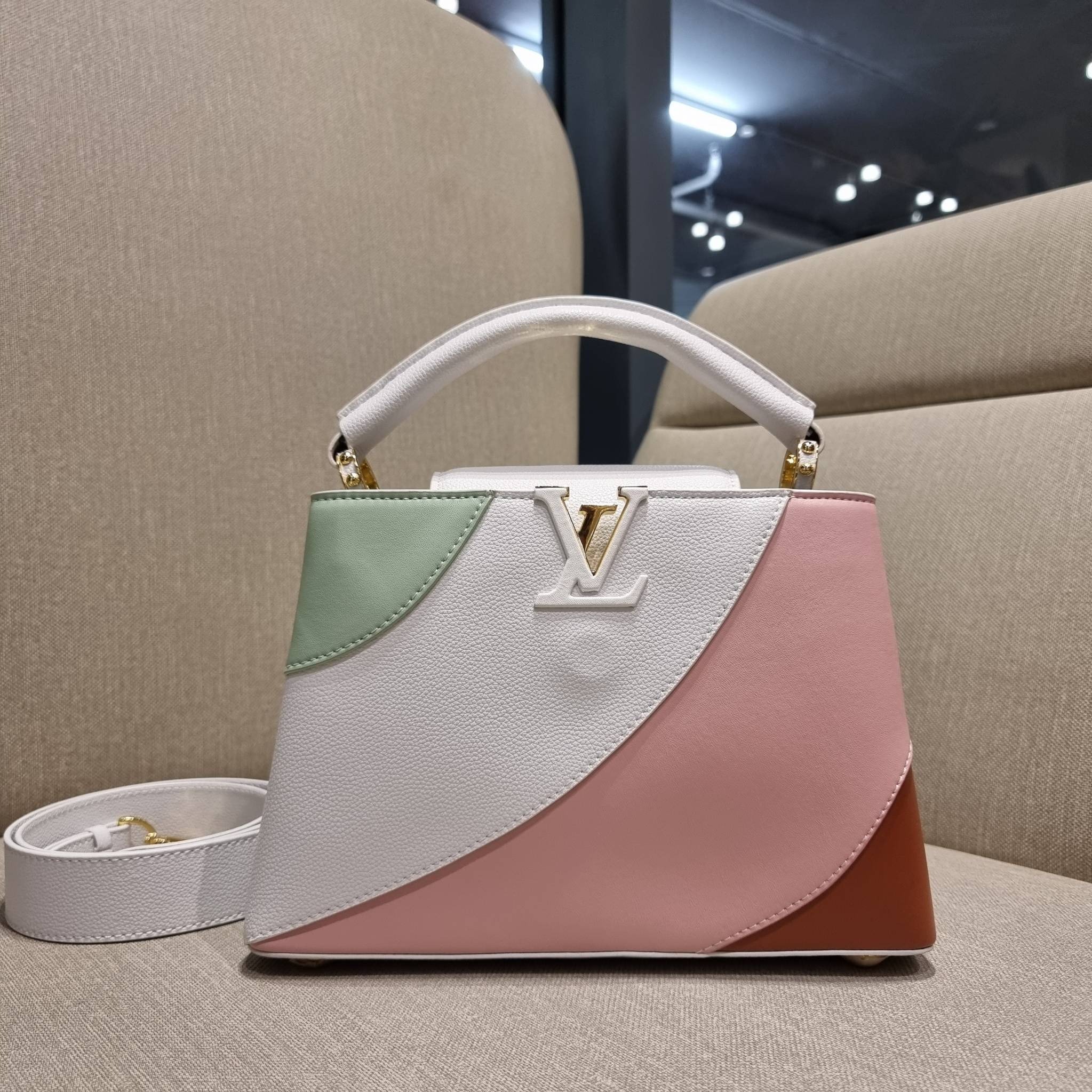 LV capucines top handle ที่สุดของความสวยในราคาเบาๆ กระเป๋าถือสุดหรู ดีไซน์ทรงคลาสสิค พร้อมลวดลายหรูหรา มาพร้อมหูจับในตัว ด้วยรูปทรงวินเทจและวัสดุหนังแท้ ขับผิว ทำให้ไอเท็มนี้สะกดทุกสายตาจริงๆ และยังมีลูกเล่นที่ฝาปิดกระเป๋า ที่สามารถปิด หรือสอดด้านใน ก็เห็