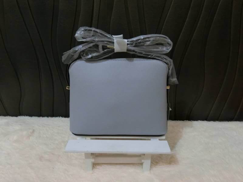 KATE SPADE CEDAR STREET MANDY แบรนด์ดังจากอเมริกาสุดฮิต กระเป๋าขนาดน่ารัก สะพายข้าง หนัง saffiano ภายในลายสวยเก๋สีทองเรียบหรู ทรงแข็งอยู่ทรง MUST HAVE!!